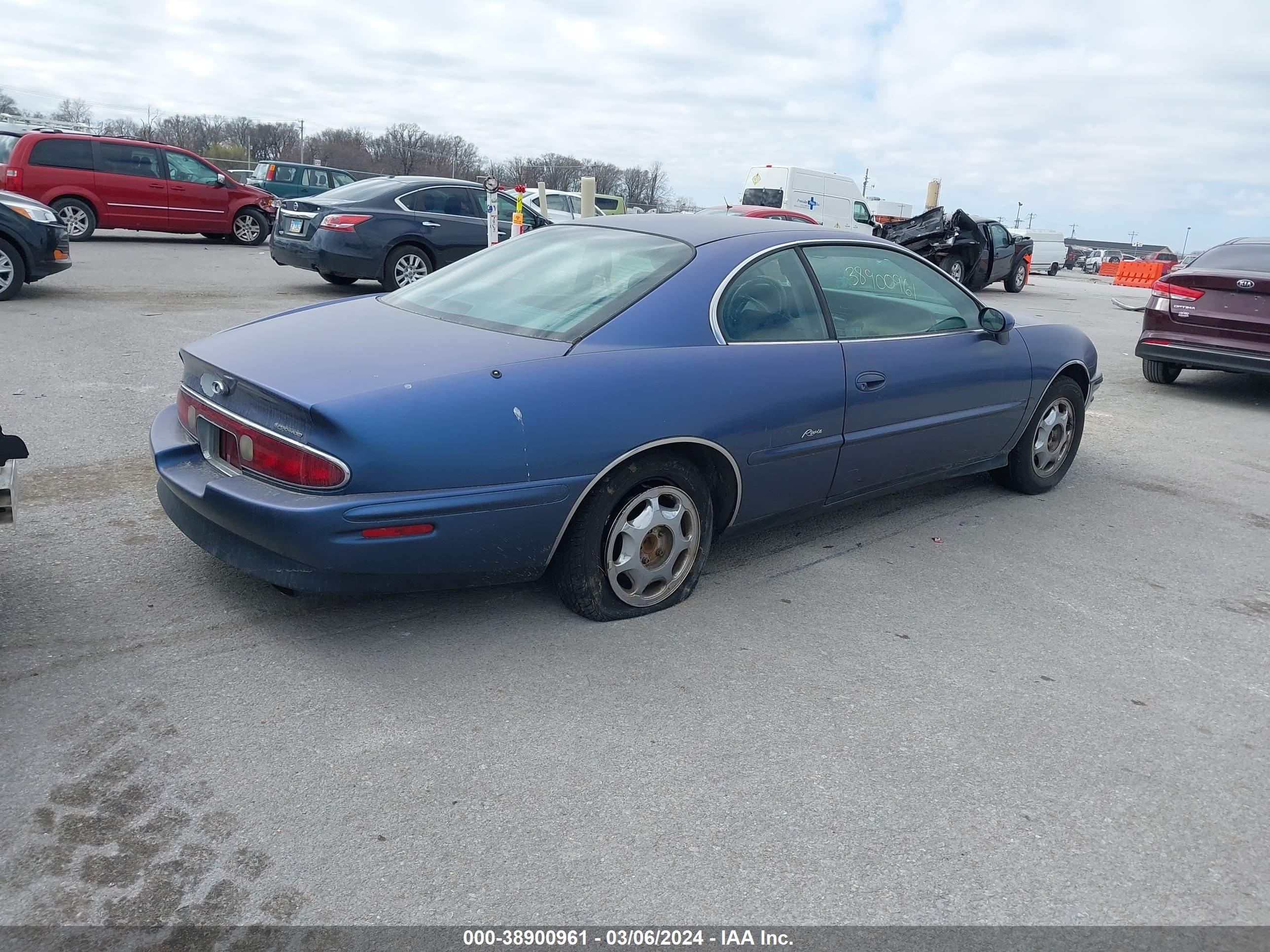 Photo 3 VIN: 1G4GD221XT4700833 - BUICK RIVIERA 