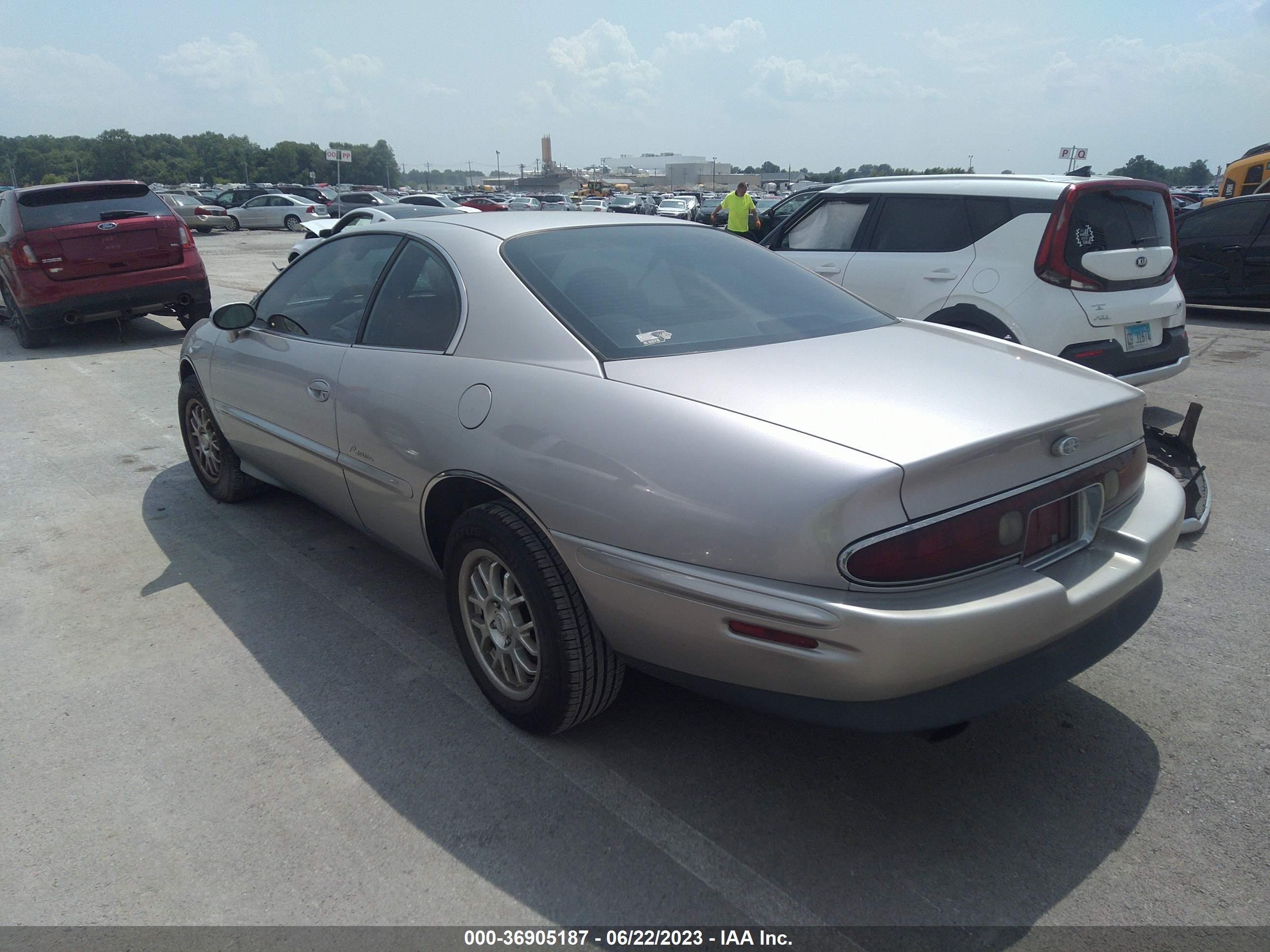 Photo 2 VIN: 1G4GD22K5T4701204 - BUICK RIVIERA 