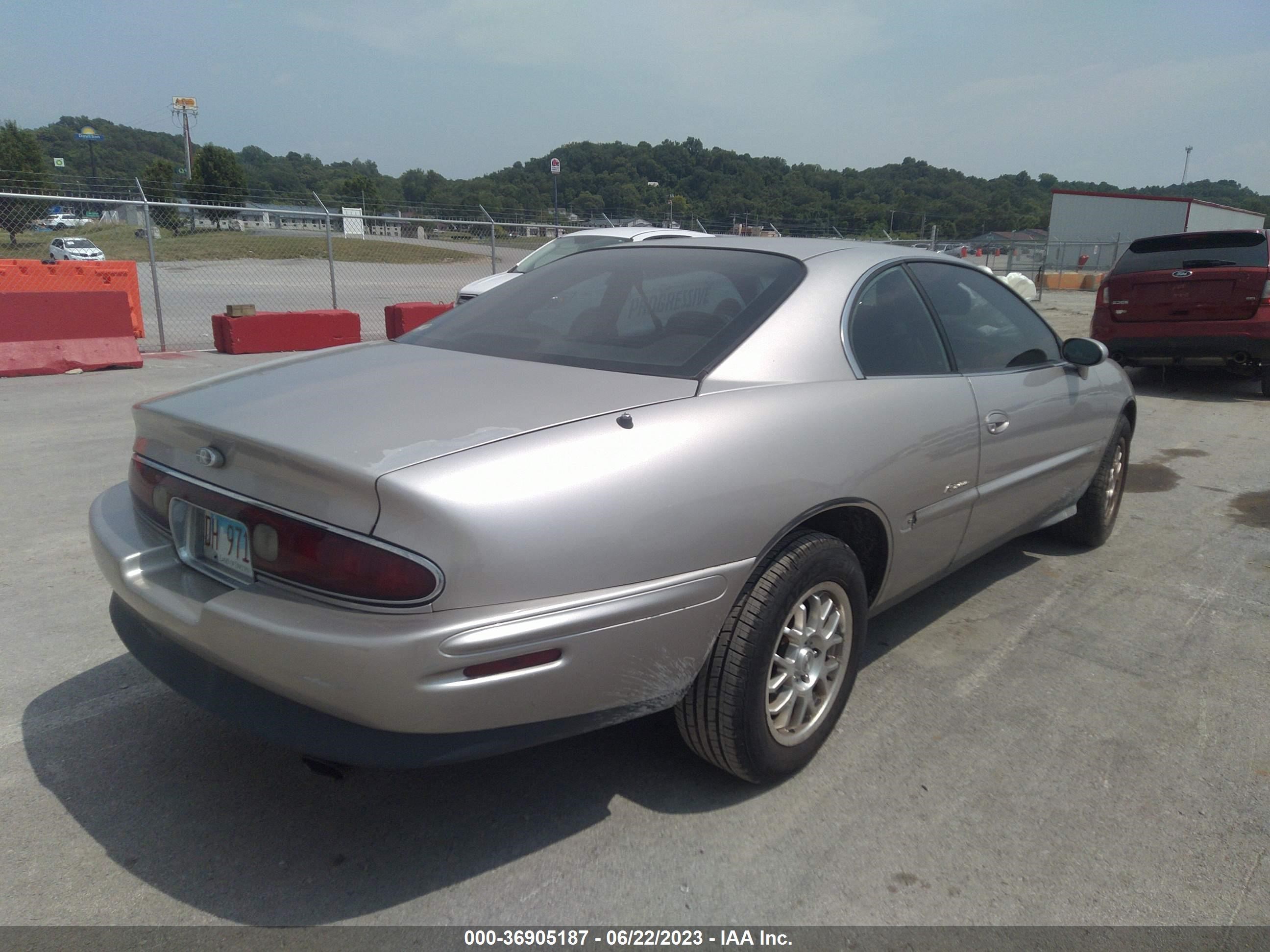 Photo 3 VIN: 1G4GD22K5T4701204 - BUICK RIVIERA 