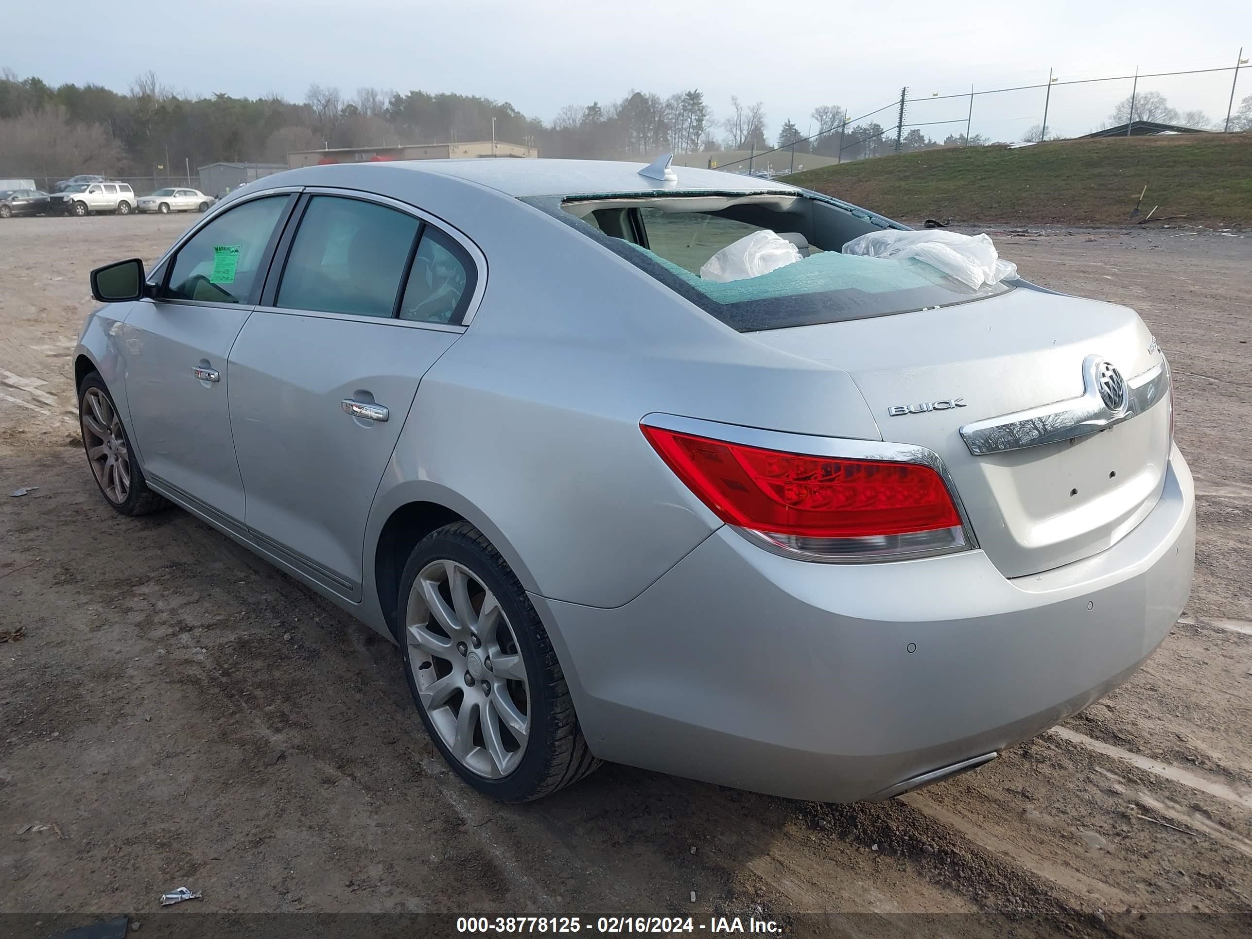 Photo 2 VIN: 1G4GE5ED0BF296495 - BUICK LACROSSE 