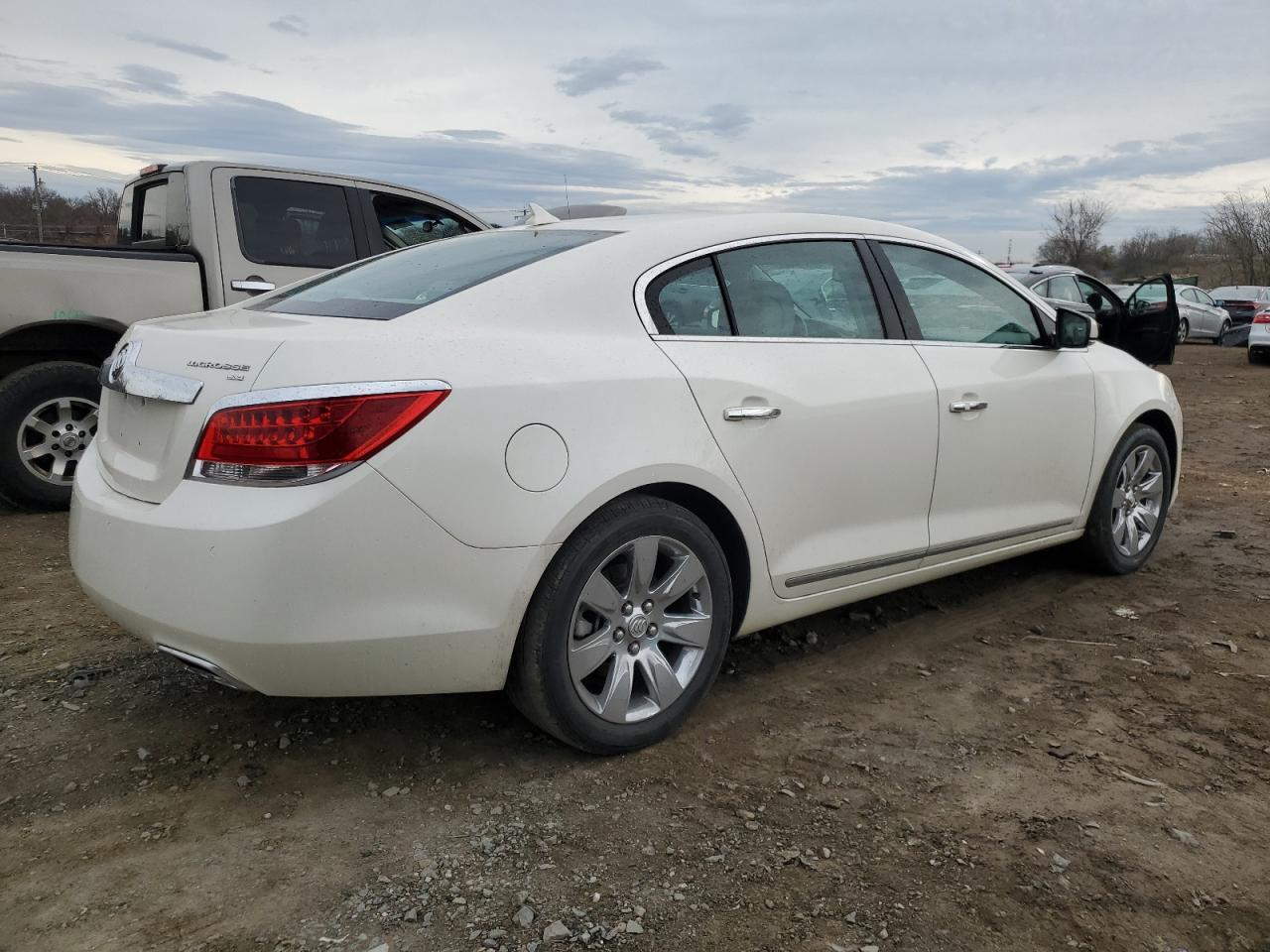 Photo 2 VIN: 1G4GE5ED6BF149825 - BUICK LACROSSE 