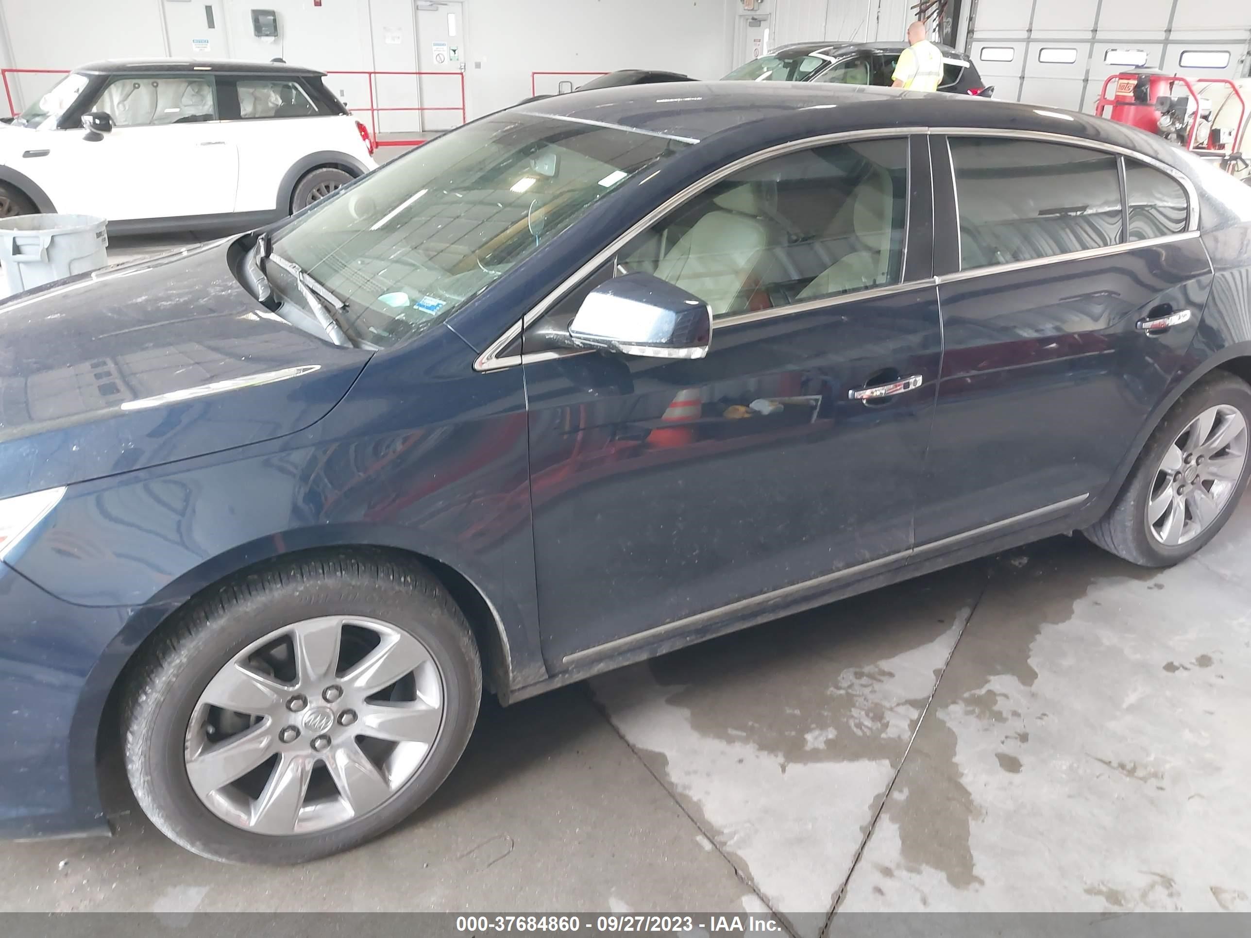 Photo 1 VIN: 1G4GE5ED7BF255880 - BUICK LACROSSE 