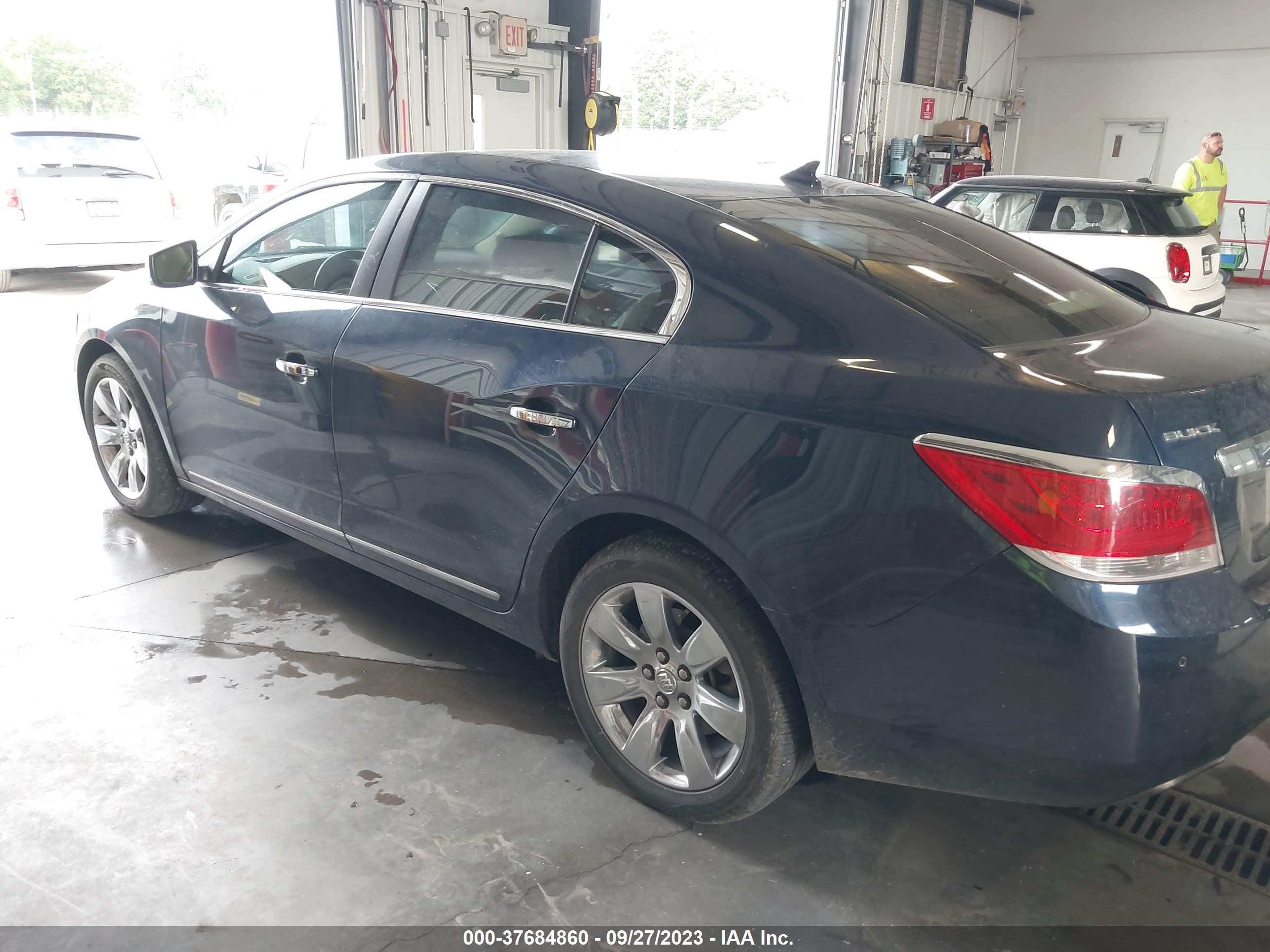 Photo 2 VIN: 1G4GE5ED7BF255880 - BUICK LACROSSE 