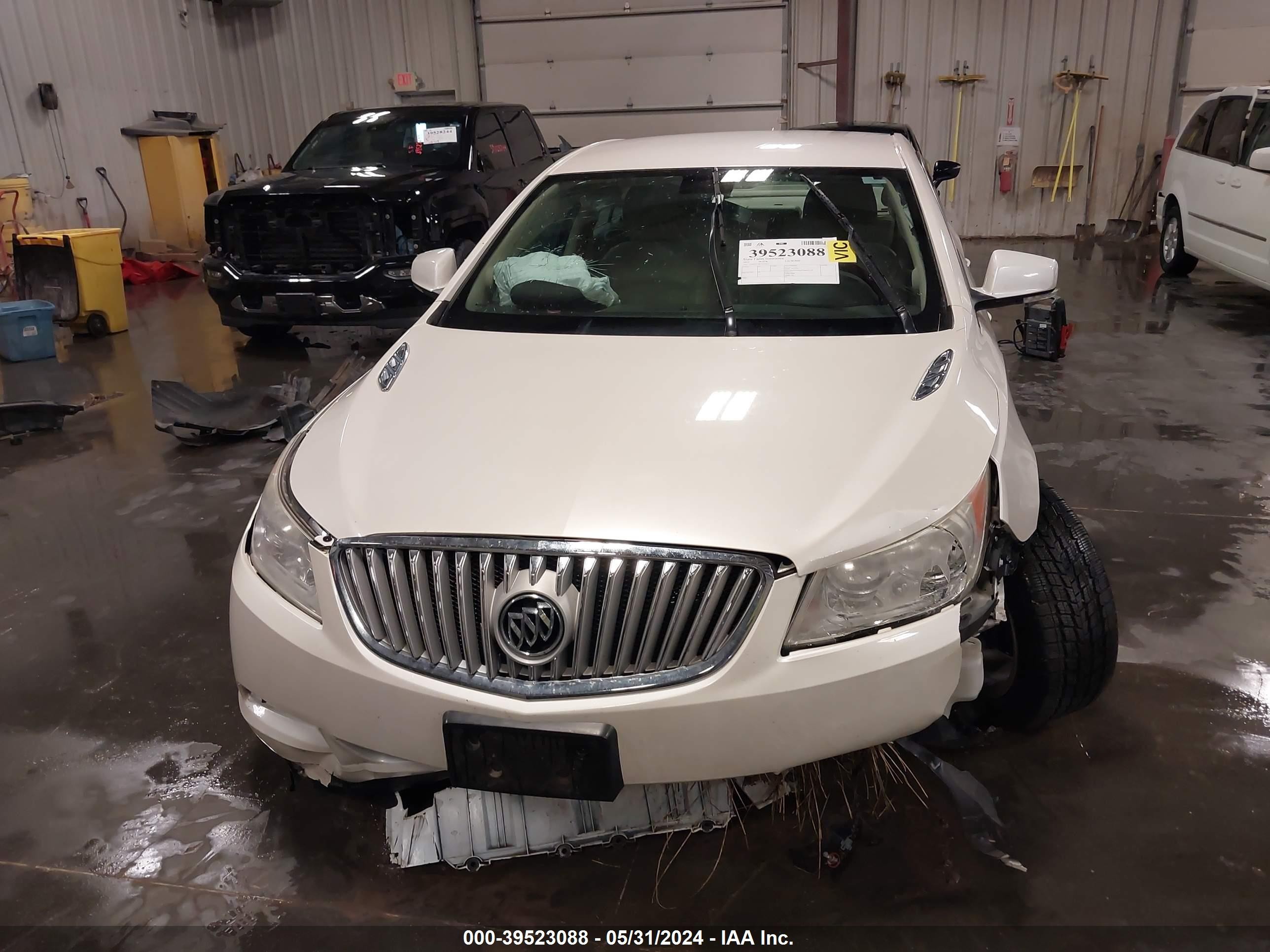 Photo 12 VIN: 1G4GF5E30CF372612 - BUICK LACROSSE 