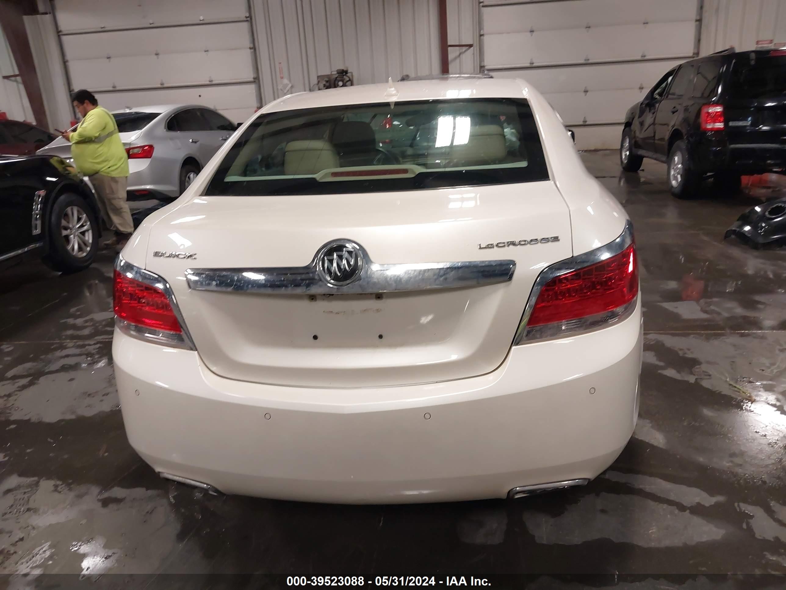 Photo 16 VIN: 1G4GF5E30CF372612 - BUICK LACROSSE 