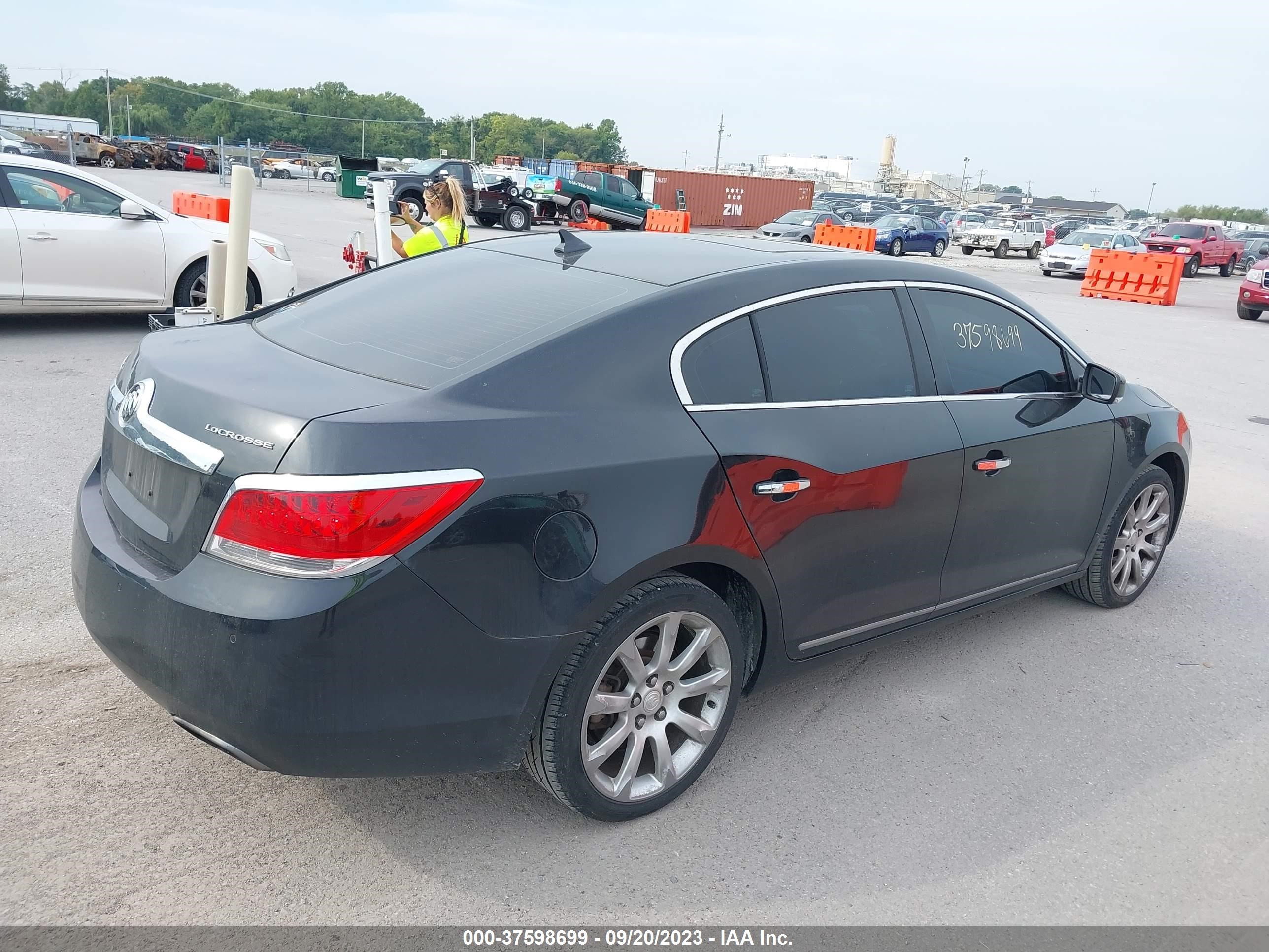 Photo 3 VIN: 1G4GJ5E39DF232817 - BUICK LACROSSE 