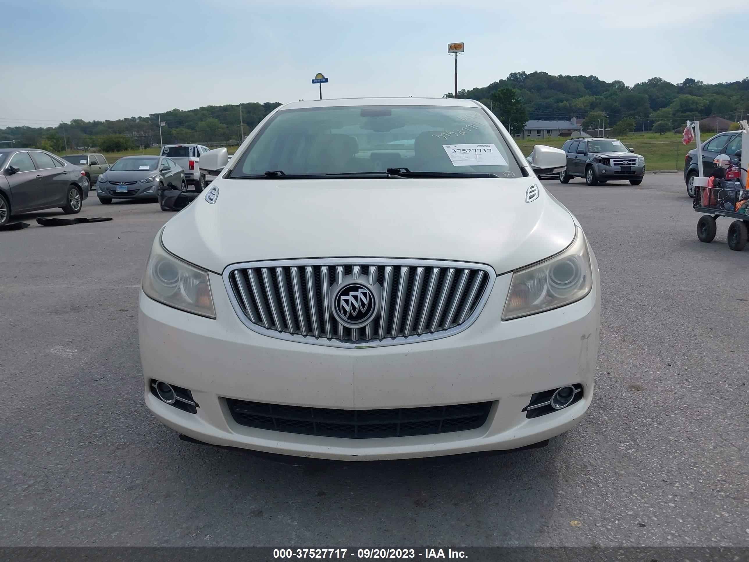 Photo 11 VIN: 1G4GJ5G35CF288703 - BUICK LACROSSE 