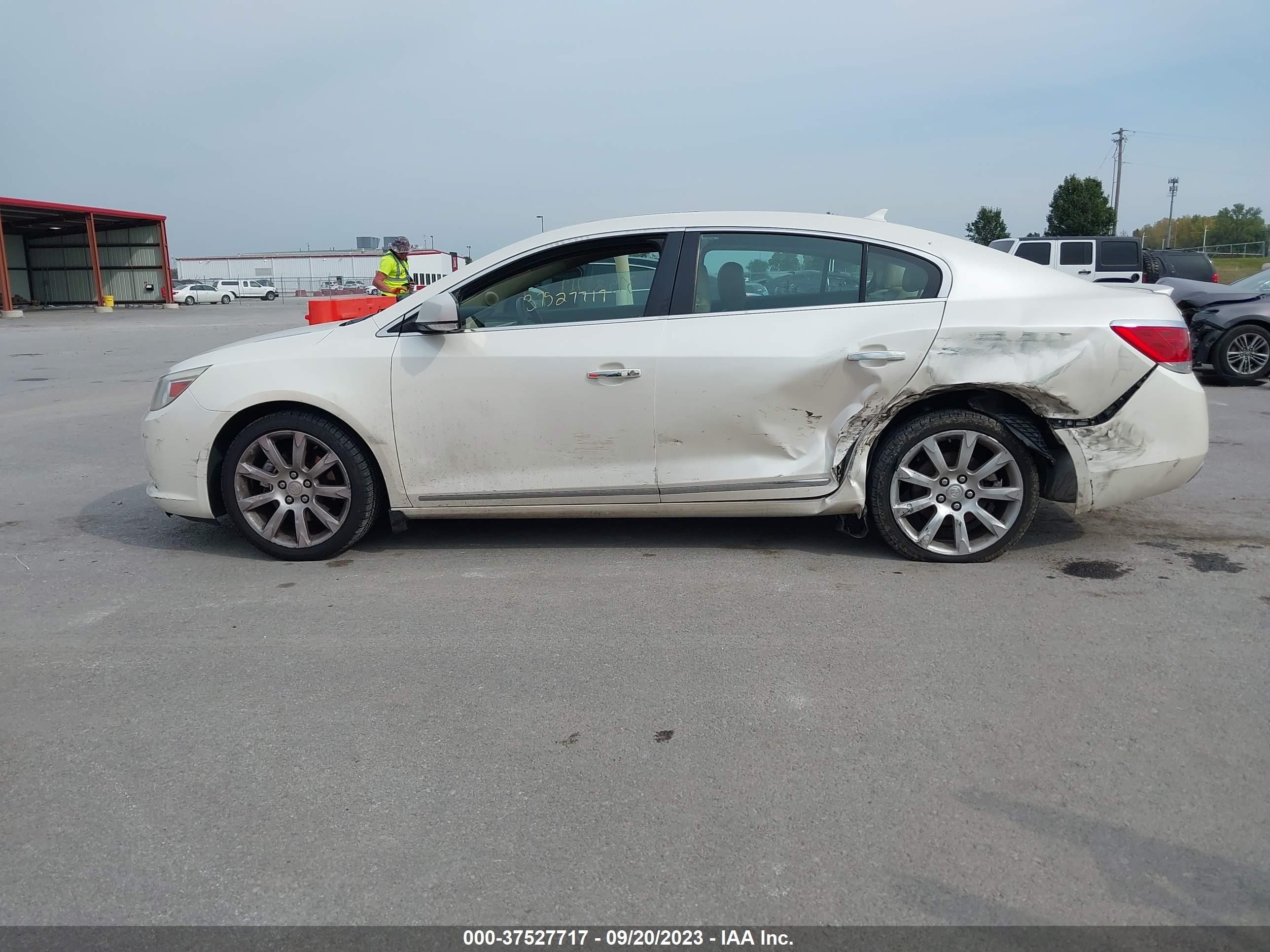 Photo 13 VIN: 1G4GJ5G35CF288703 - BUICK LACROSSE 