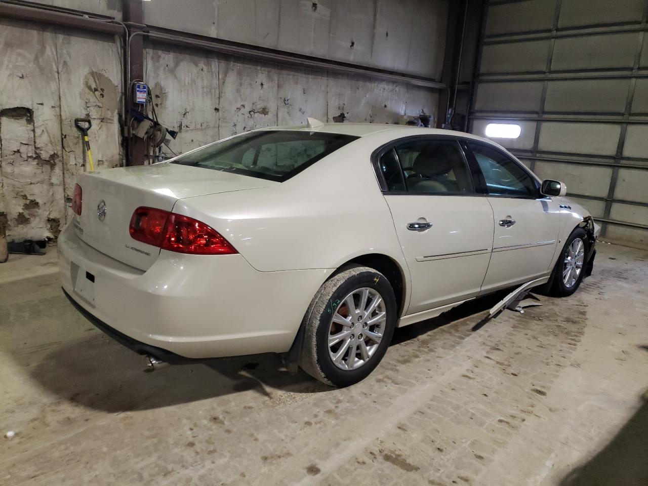 Photo 2 VIN: 1G4HA5EM8AU111703 - BUICK LUCERNE 