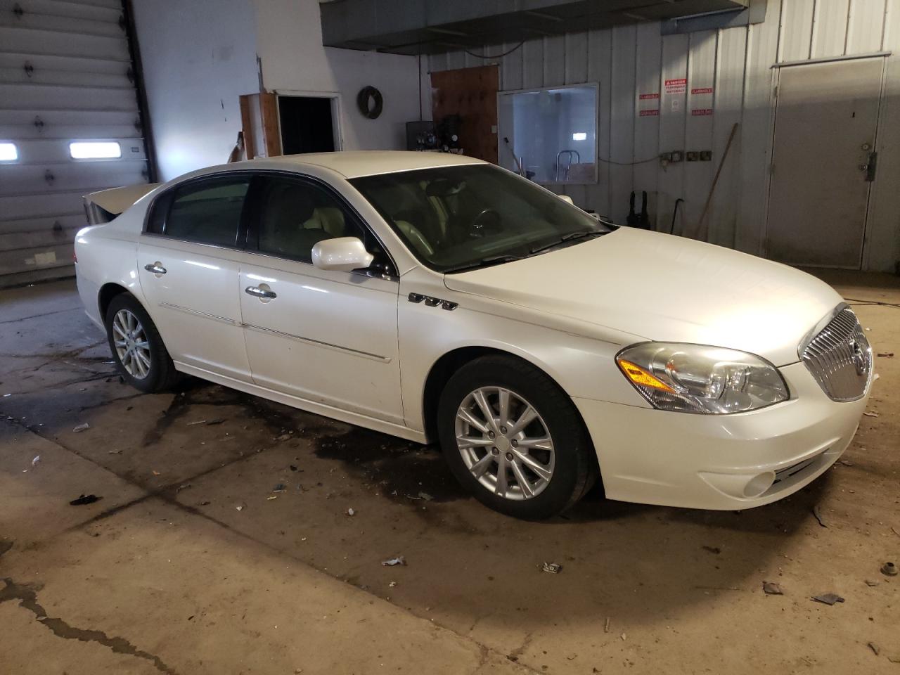 Photo 3 VIN: 1G4HC5EM4AU129271 - BUICK LUCERNE 