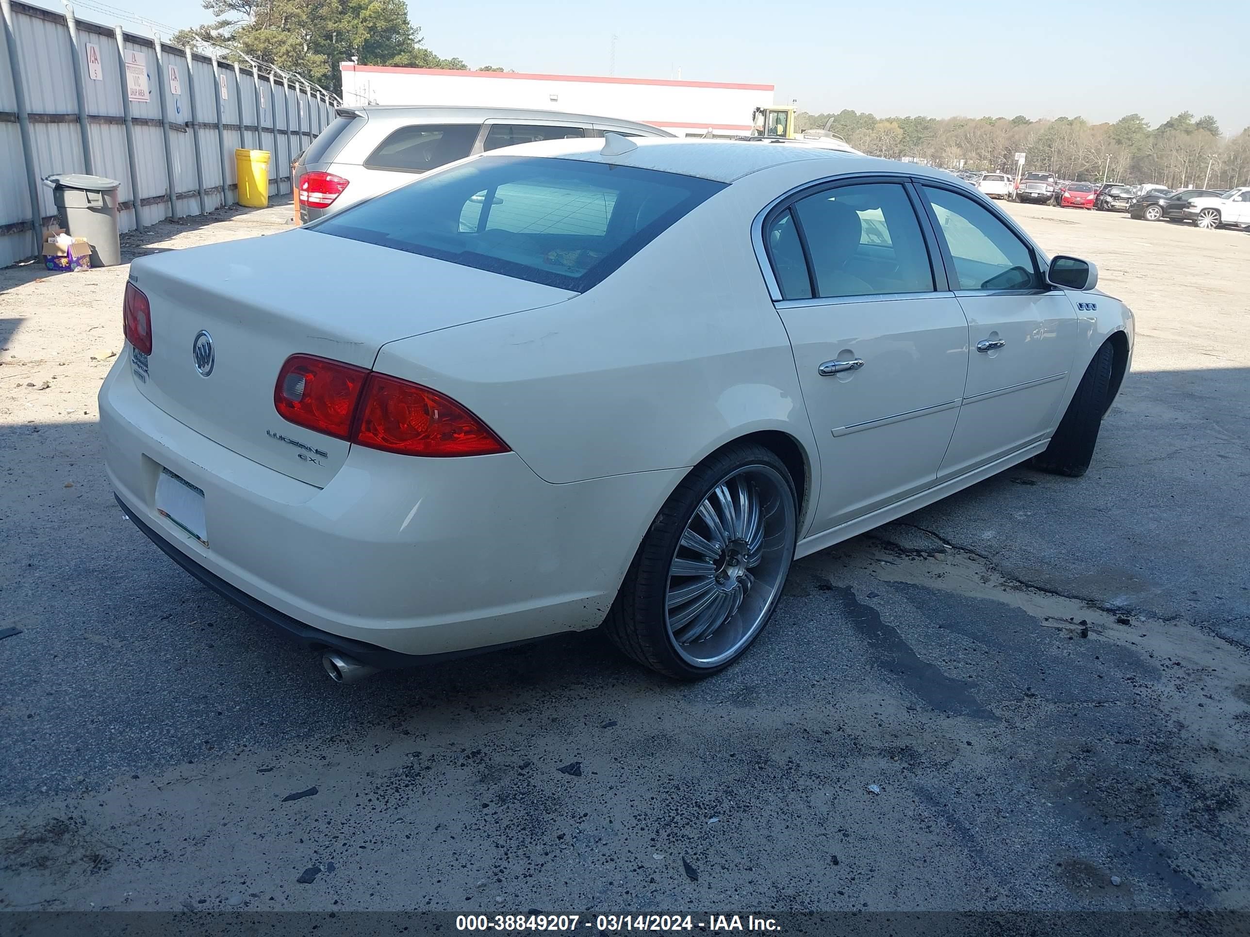 Photo 3 VIN: 1G4HC5EM5BU139700 - BUICK LUCERNE 