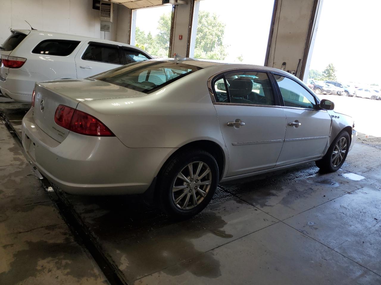 Photo 2 VIN: 1G4HD57M69U121467 - BUICK LUCERNE 