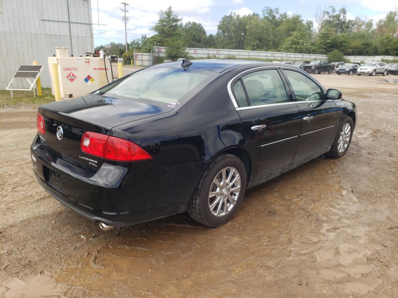 Photo 2 VIN: 1G4HJ5EM2BU151583 - BUICK LUCERNE 