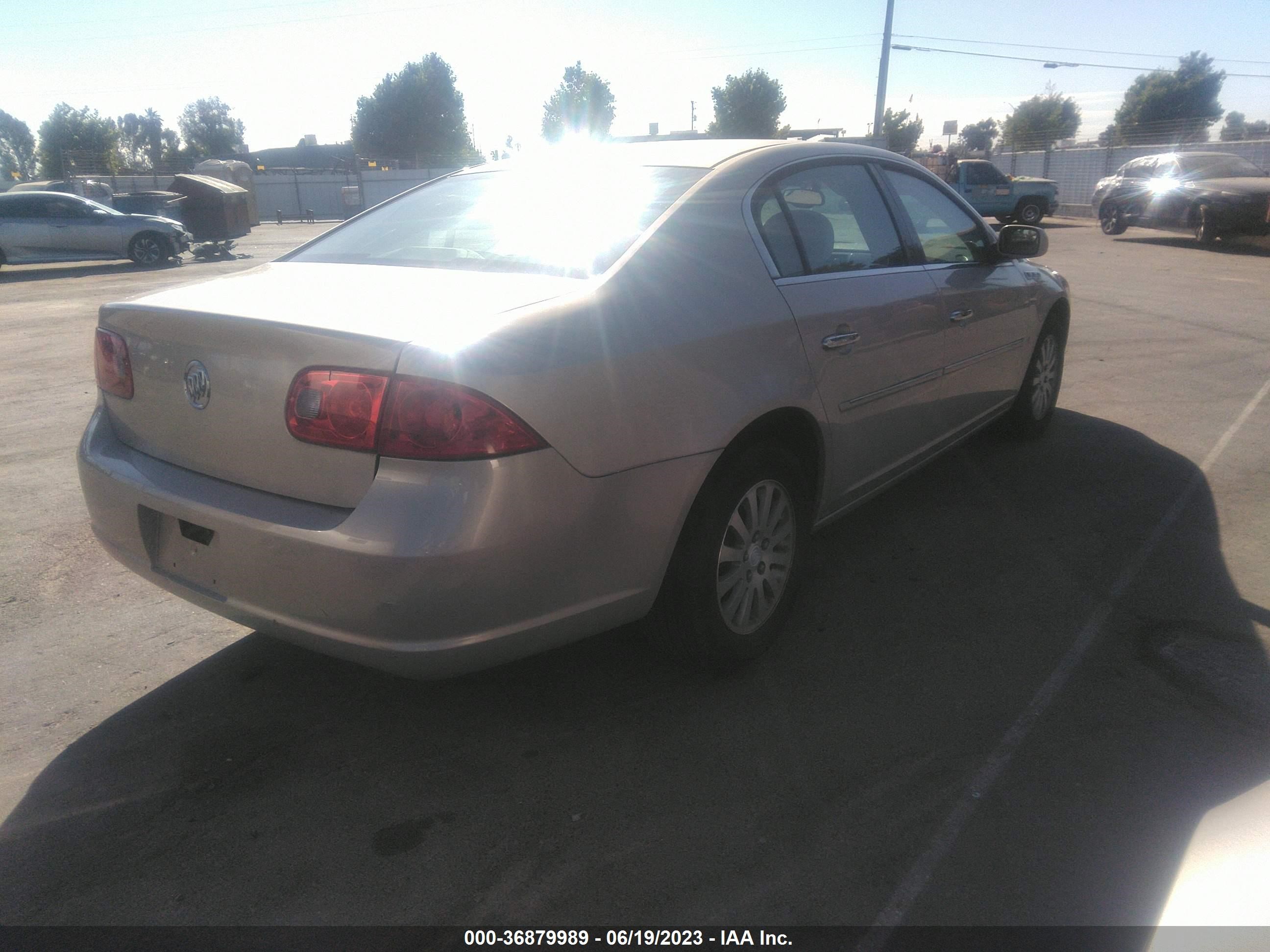 Photo 3 VIN: 1G4HP572X8U199495 - BUICK LUCERNE 