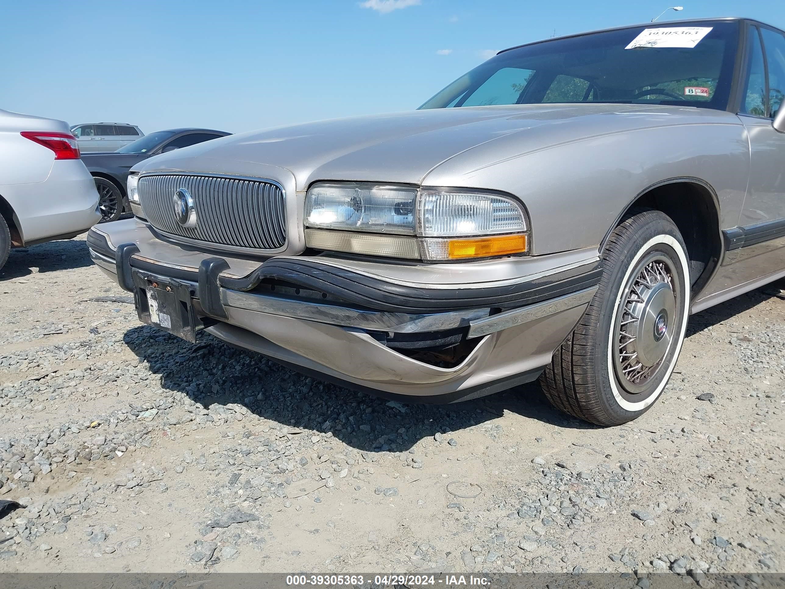 Photo 5 VIN: 1G4HR52K9TH422810 - BUICK LESABRE 