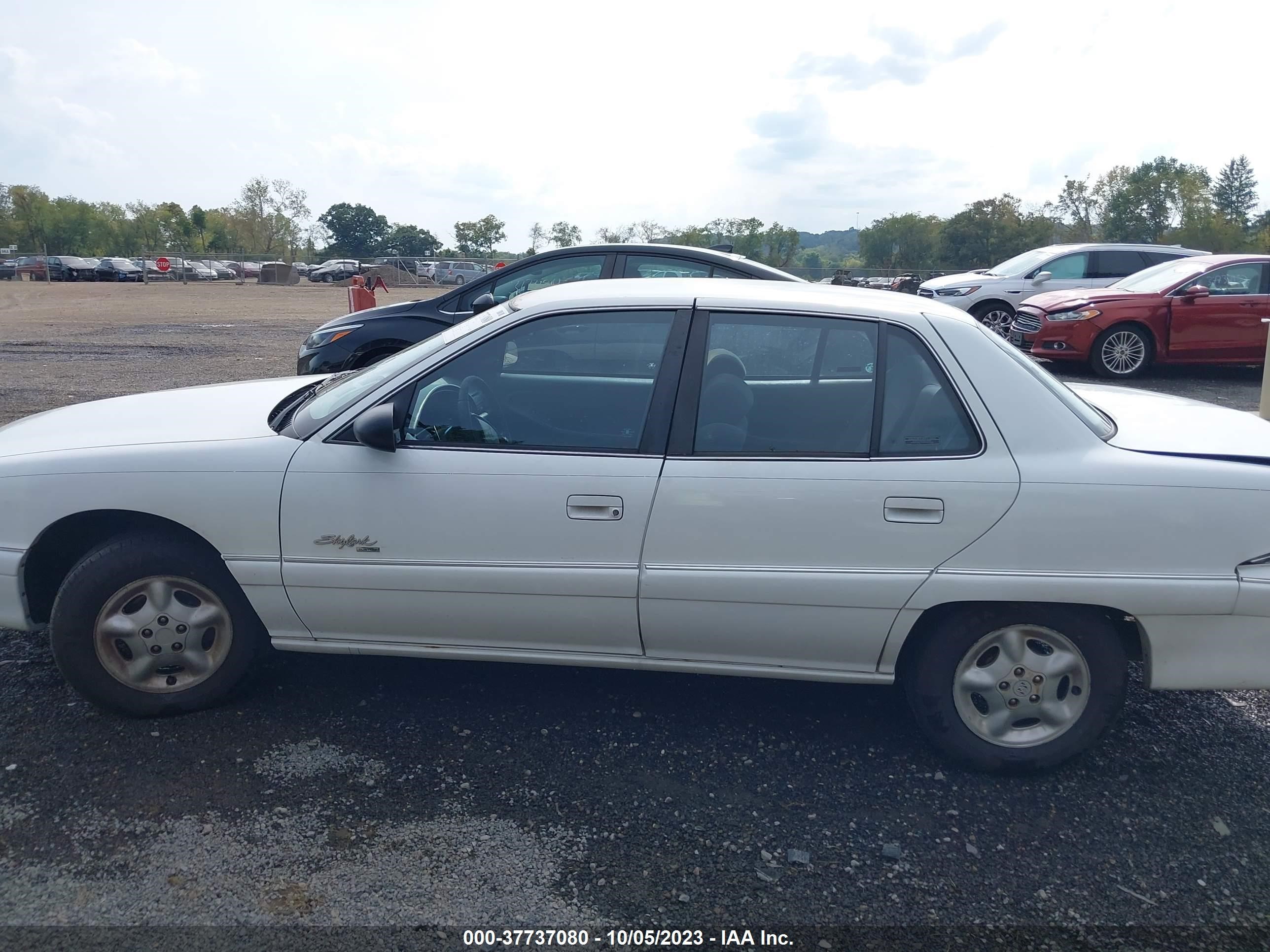 Photo 13 VIN: 1G4NJ52M4WC414031 - BUICK SKYLARK 