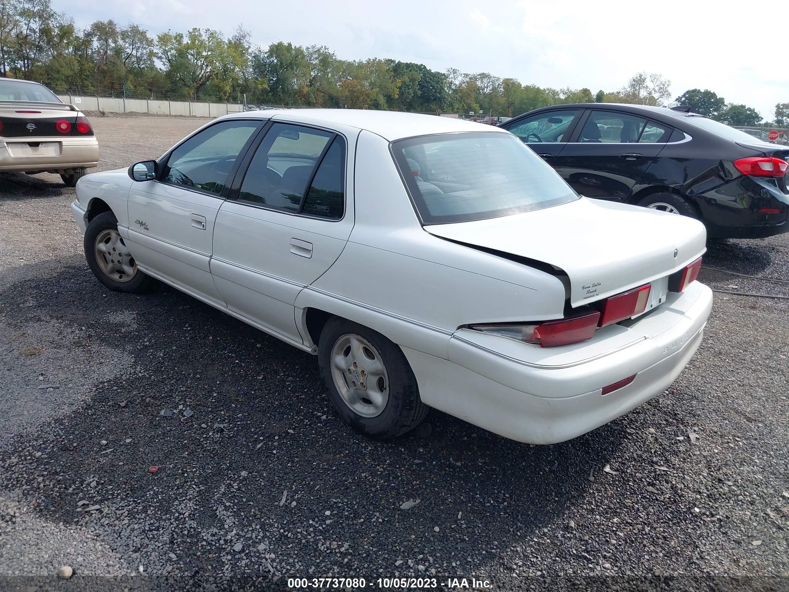 Photo 2 VIN: 1G4NJ52M4WC414031 - BUICK SKYLARK 