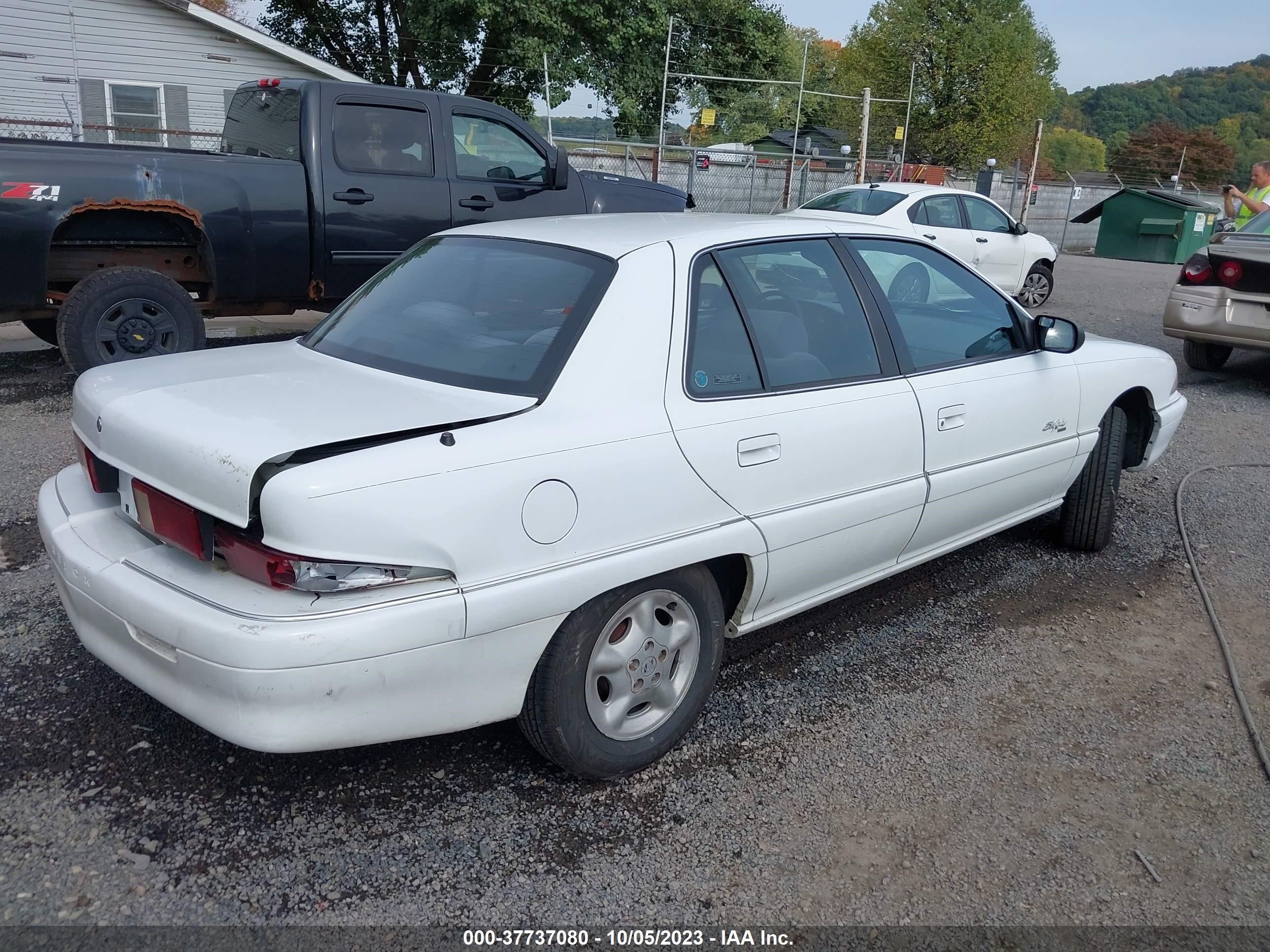 Photo 3 VIN: 1G4NJ52M4WC414031 - BUICK SKYLARK 