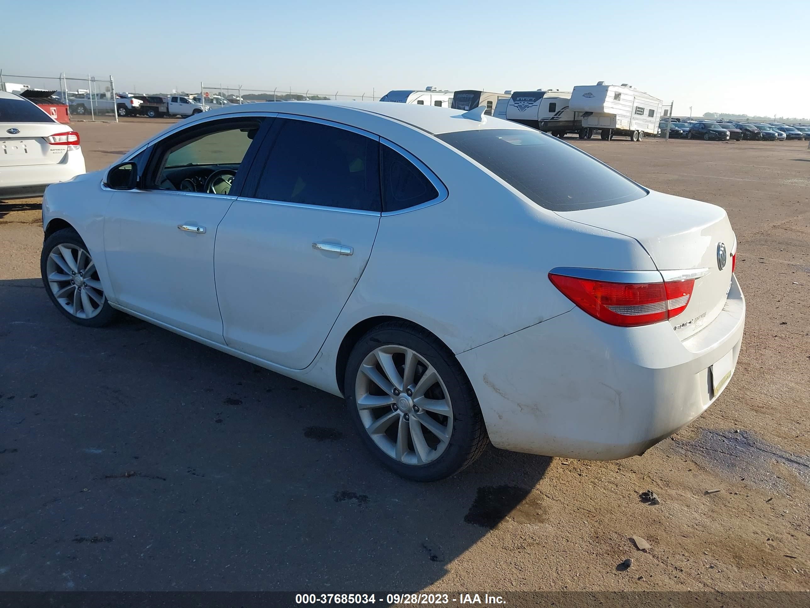 Photo 2 VIN: 1G4PP5SK0C4172981 - BUICK VERANO 