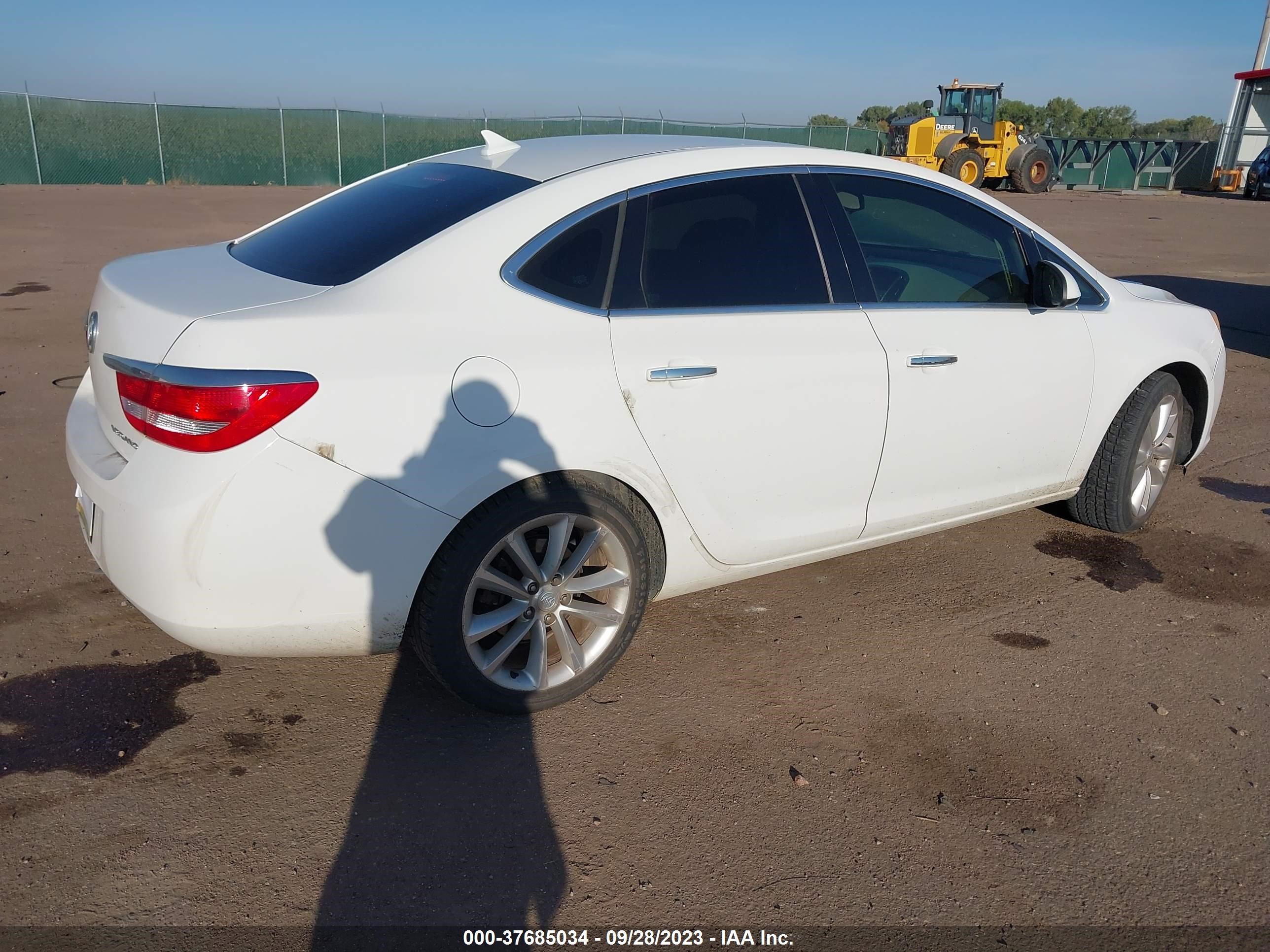 Photo 3 VIN: 1G4PP5SK0C4172981 - BUICK VERANO 