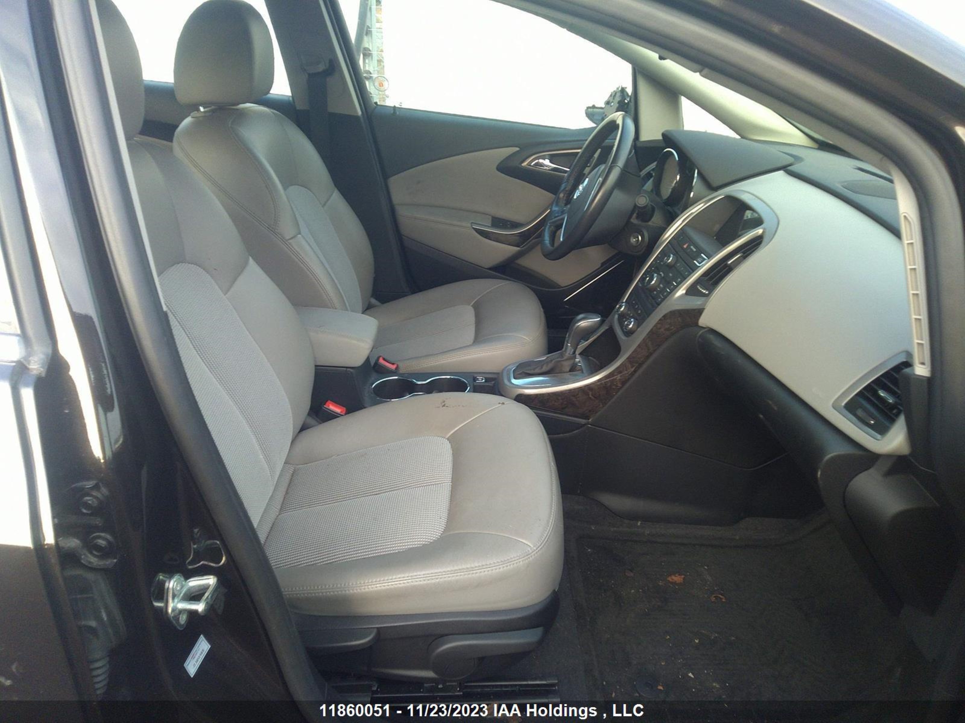 Photo 4 VIN: 1G4PP5SK0G4175157 - BUICK VERANO 