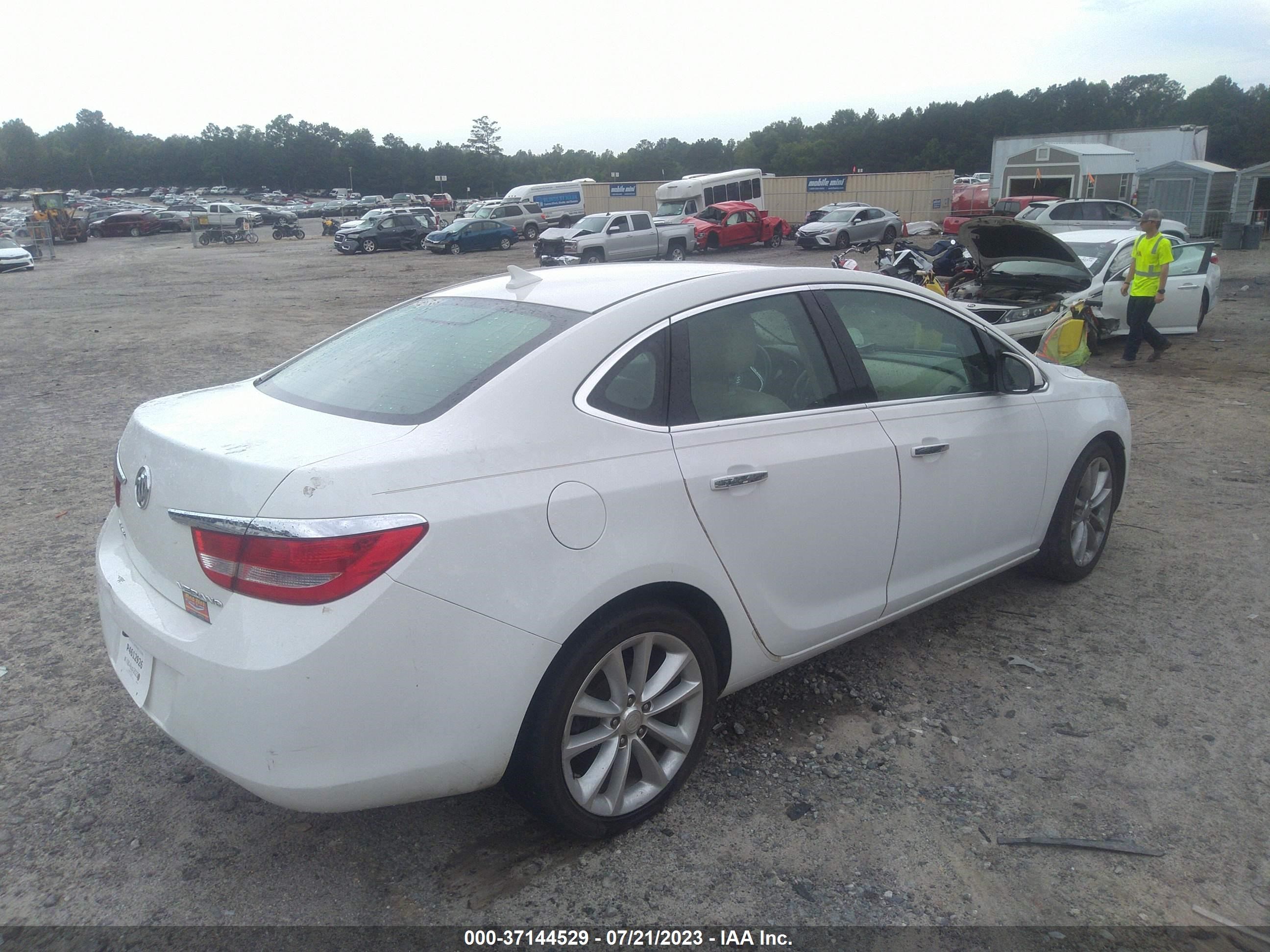 Photo 3 VIN: 1G4PP5SK1C4220312 - BUICK VERANO 