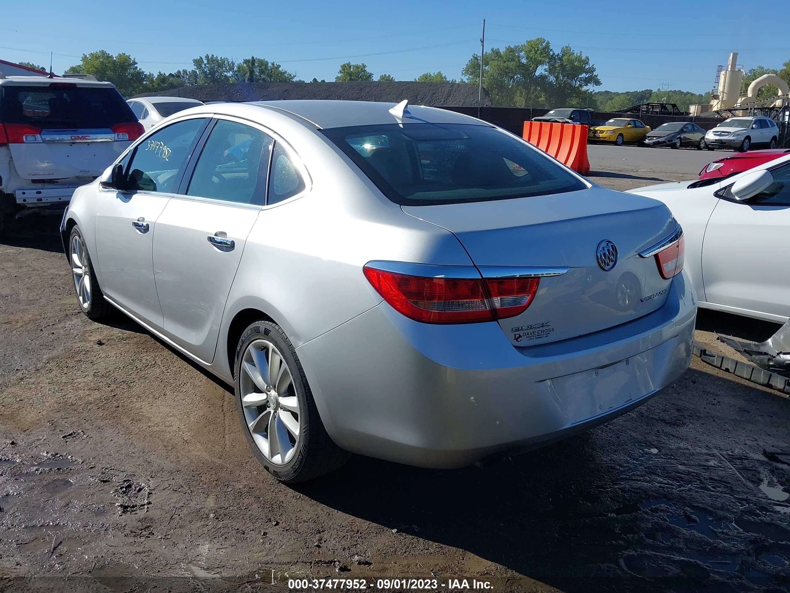 Photo 2 VIN: 1G4PP5SK2C4124477 - BUICK VERANO 