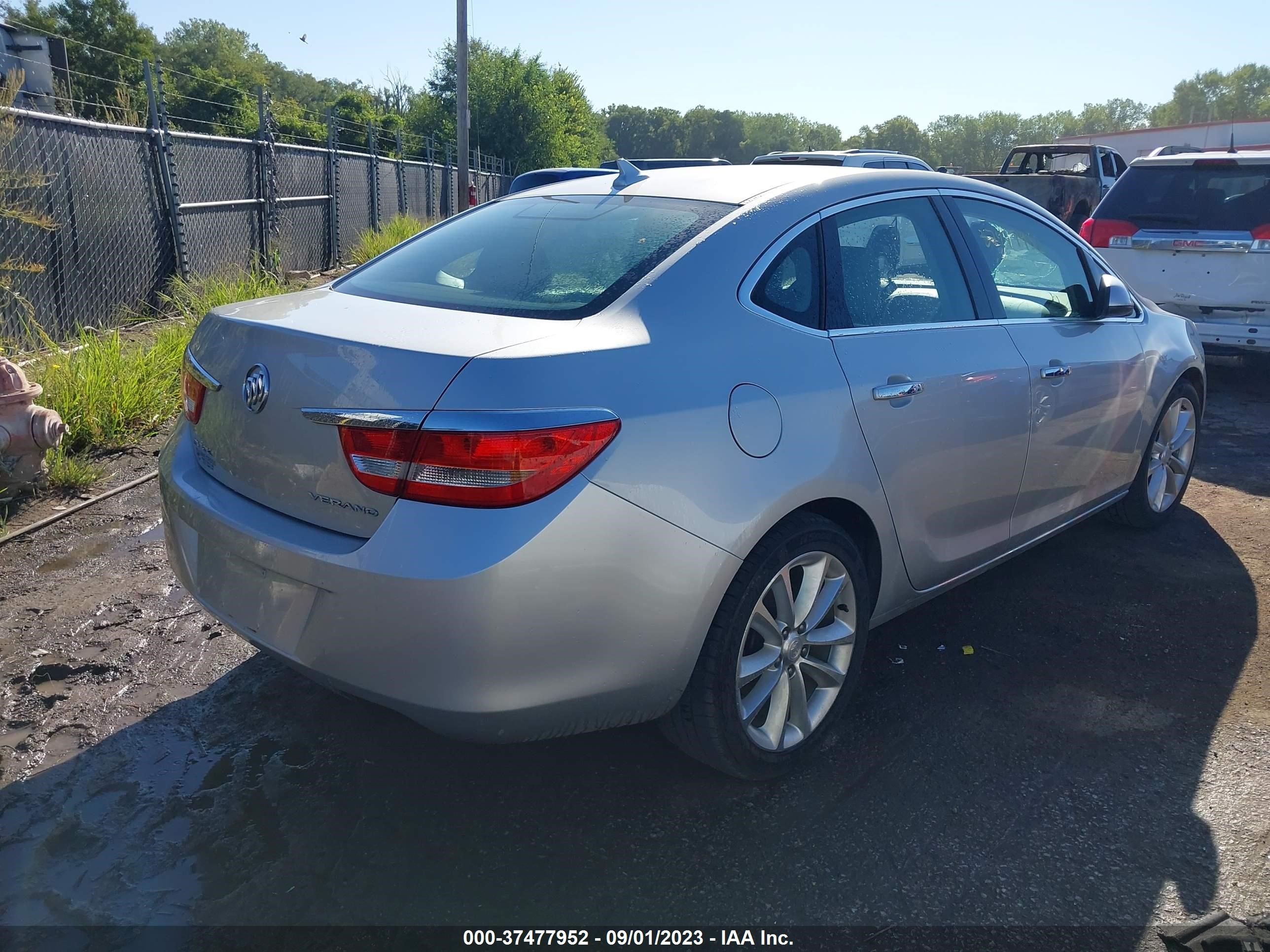 Photo 3 VIN: 1G4PP5SK2C4124477 - BUICK VERANO 