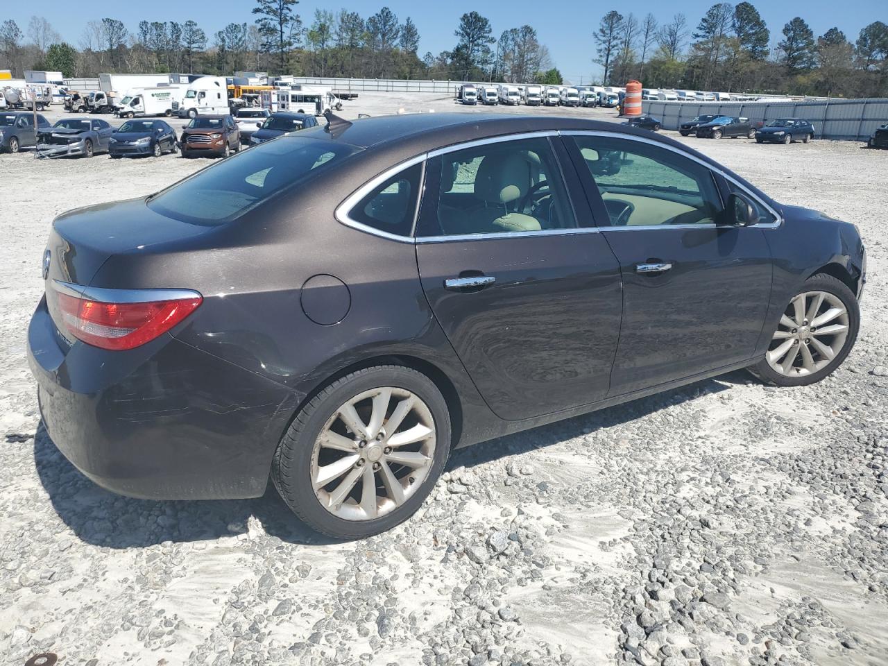 Photo 2 VIN: 1G4PP5SK2D4104814 - BUICK VERANO 