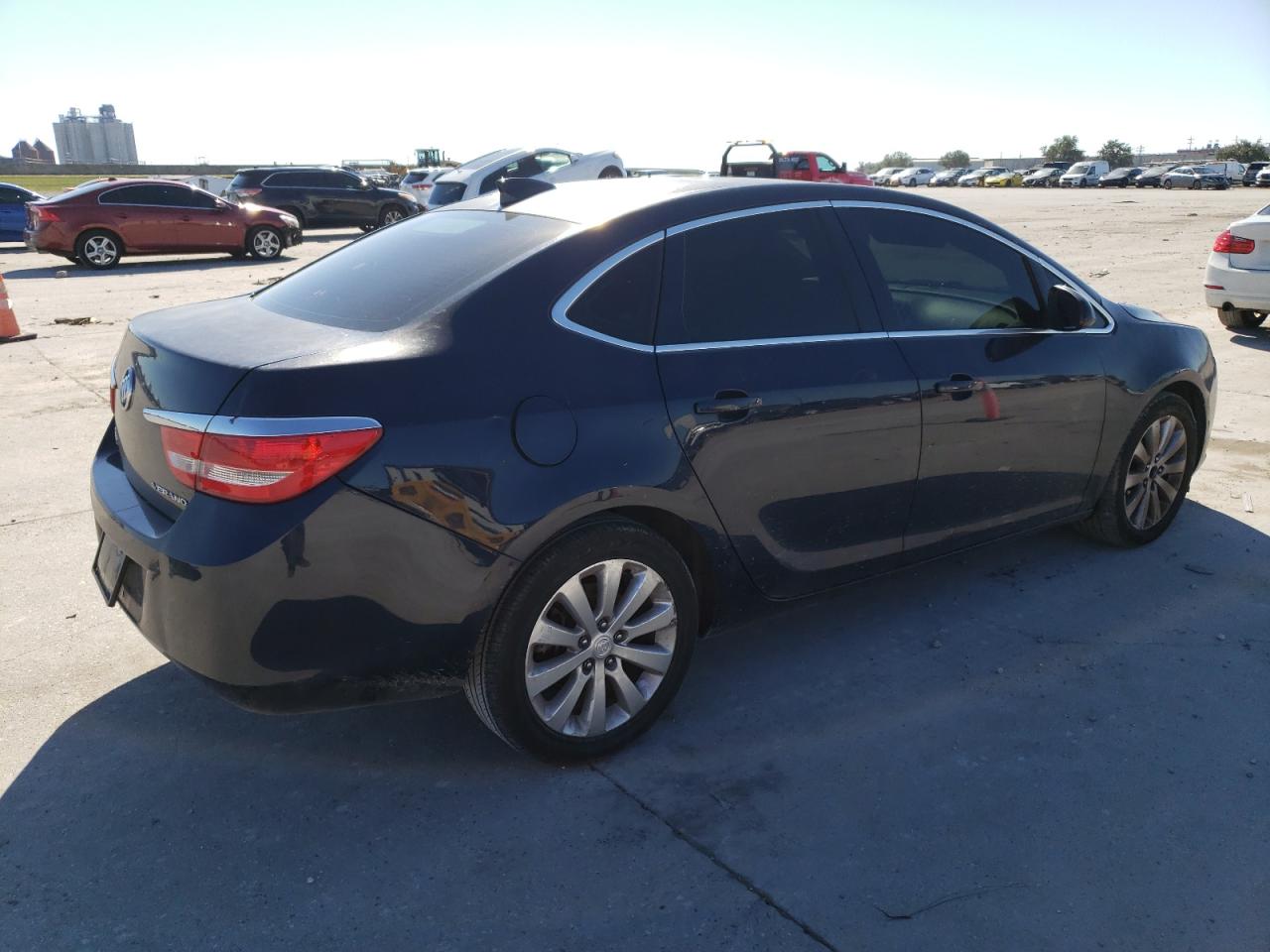 Photo 2 VIN: 1G4PP5SK2F4183081 - BUICK VERANO 