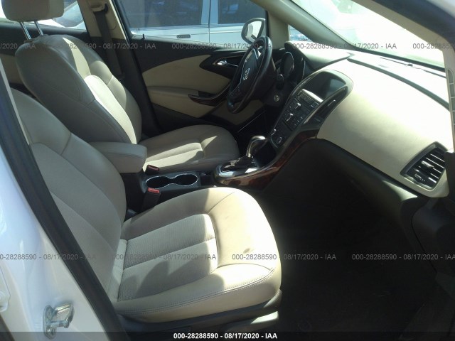 Photo 4 VIN: 1G4PP5SK2F4212241 - BUICK VERANO 