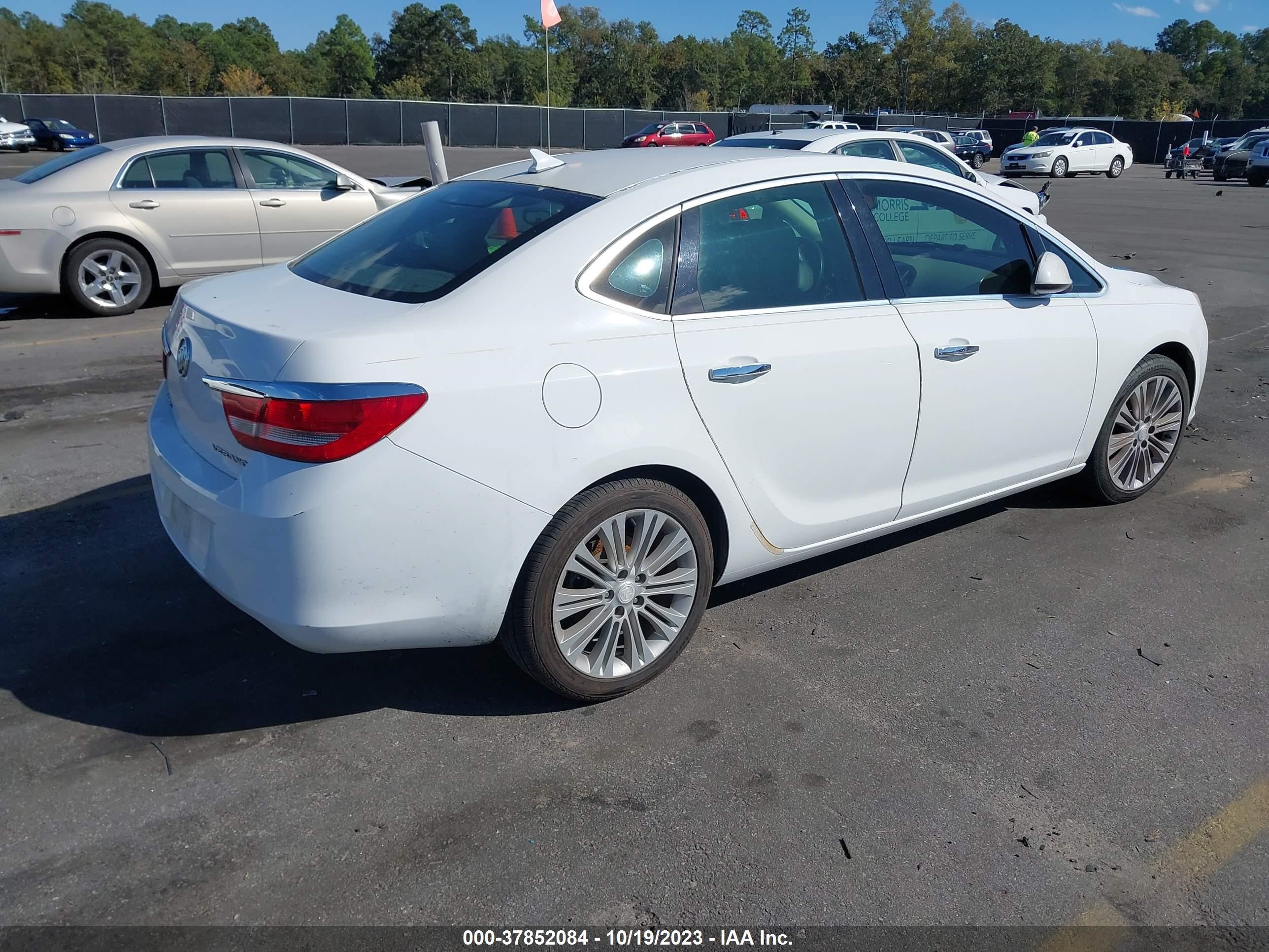 Photo 3 VIN: 1G4PP5SK3E4179653 - BUICK VERANO 