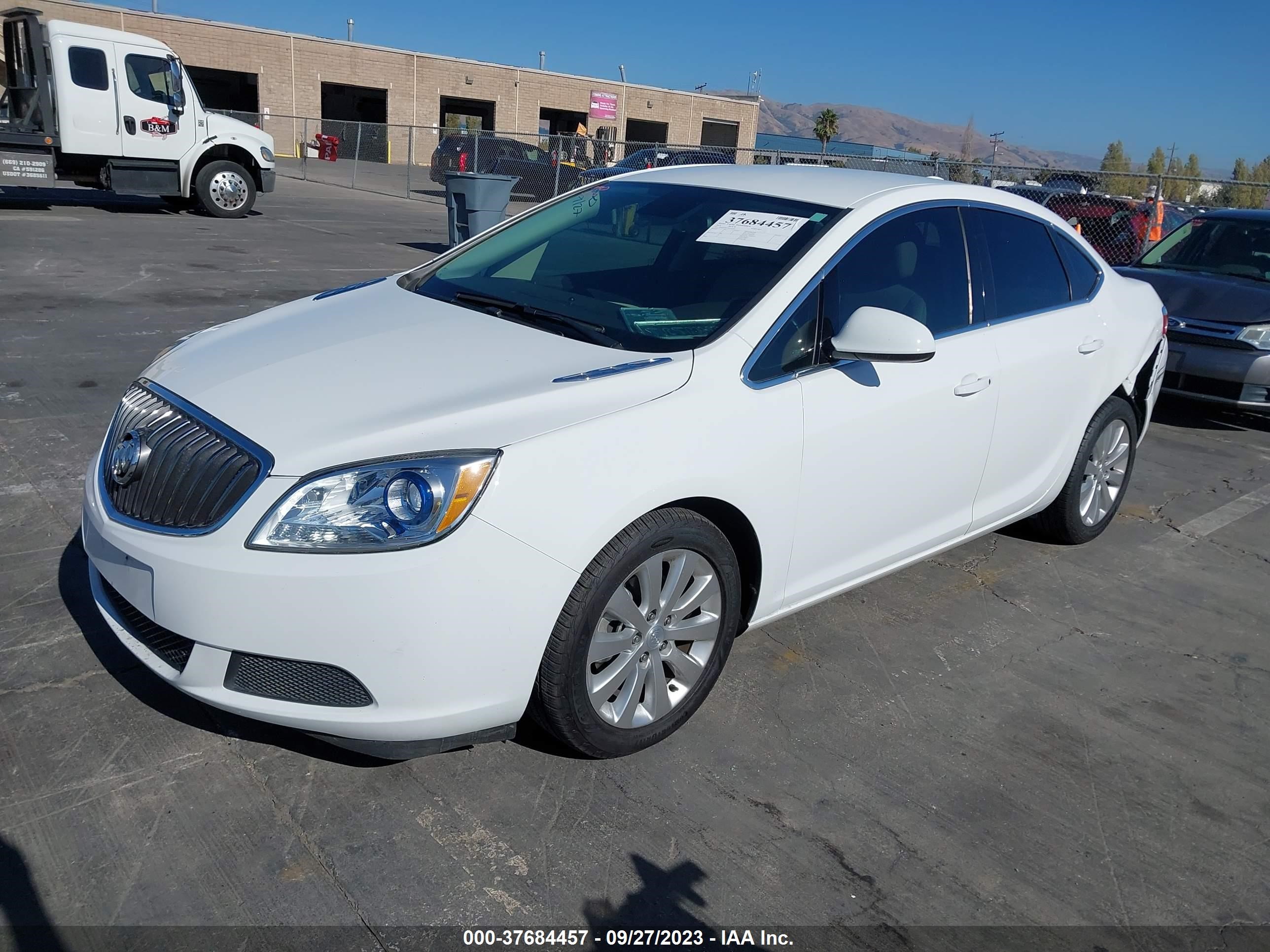 Photo 1 VIN: 1G4PP5SK3F4216184 - BUICK VERANO 