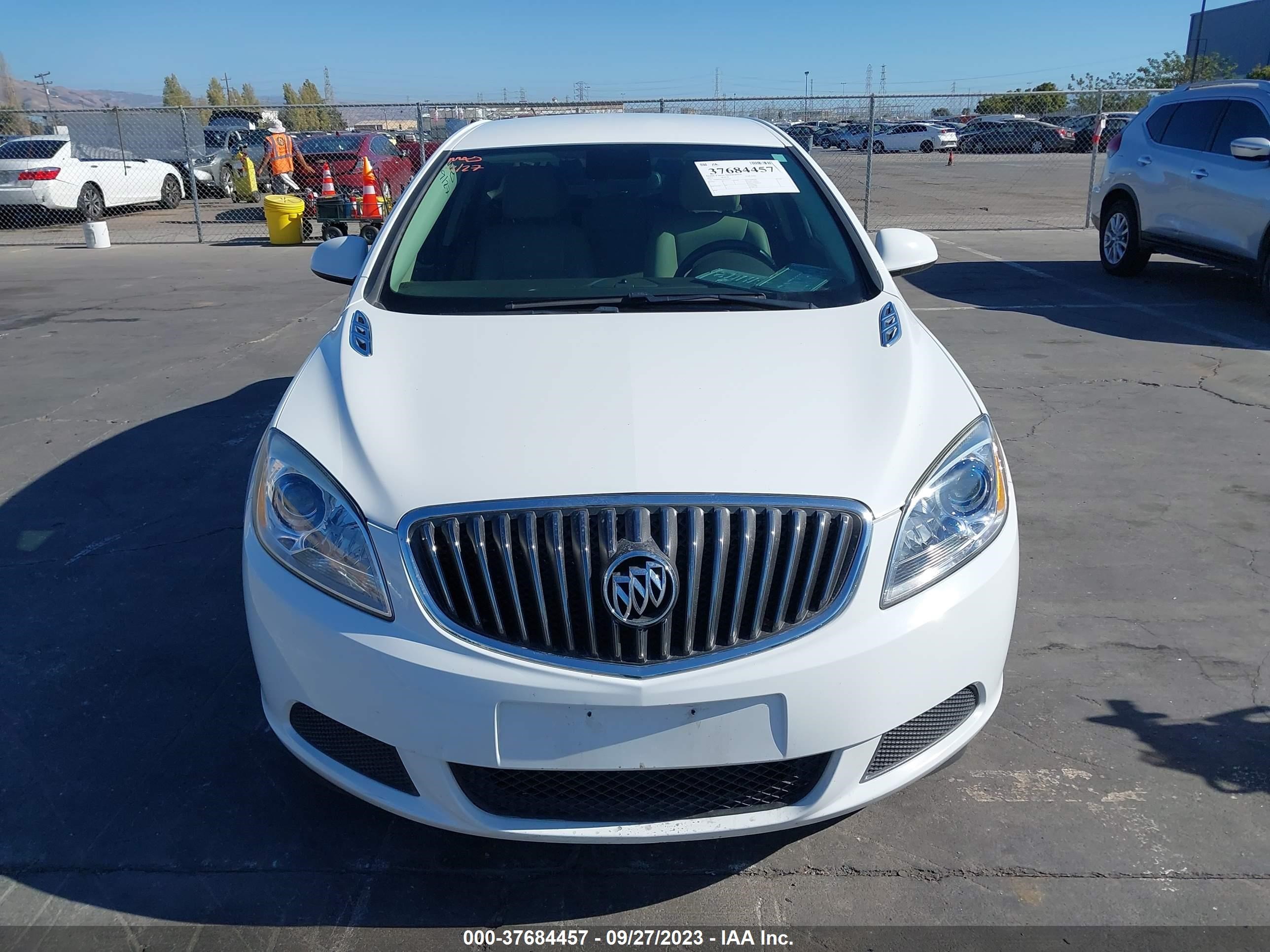 Photo 11 VIN: 1G4PP5SK3F4216184 - BUICK VERANO 