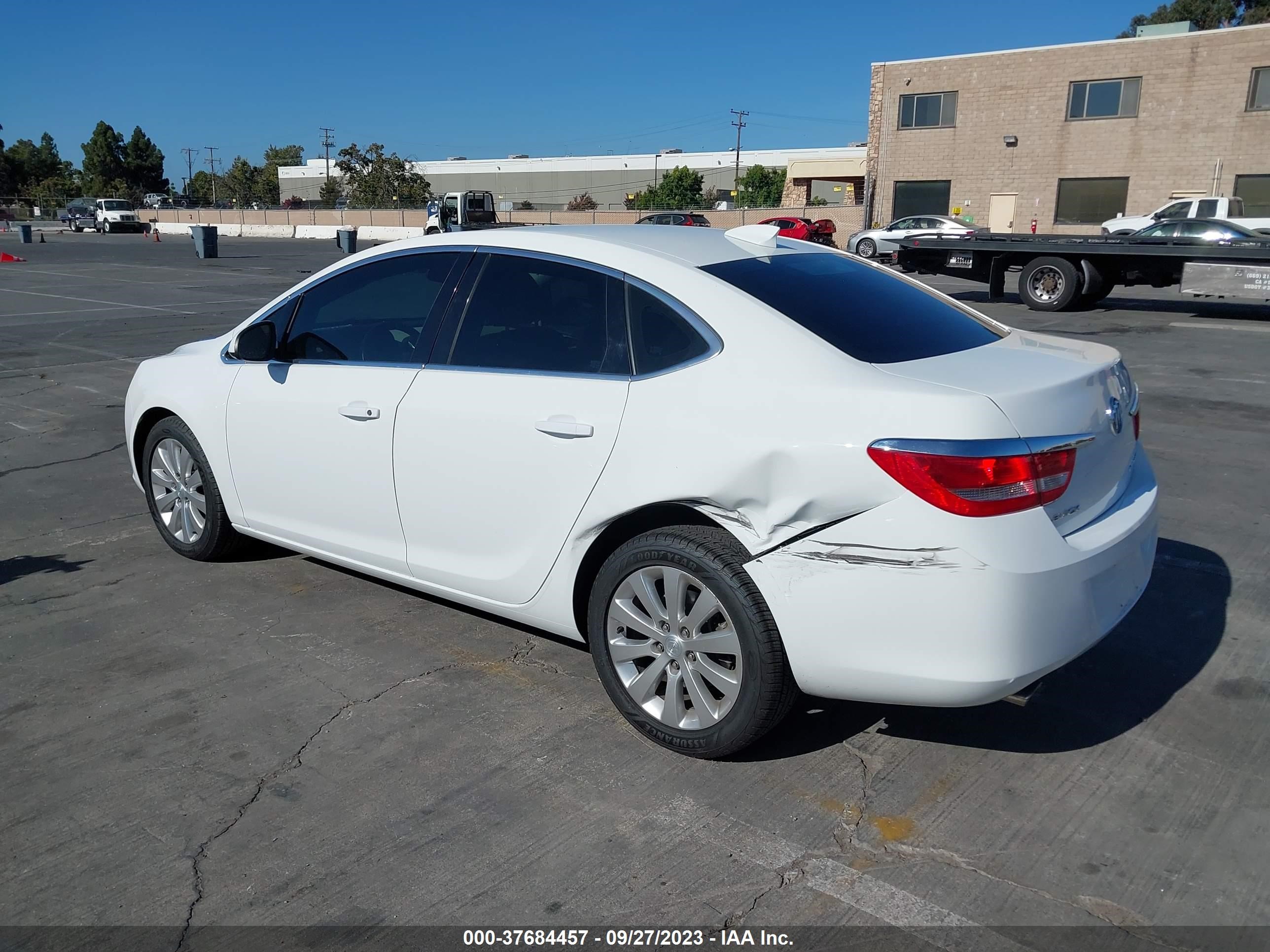 Photo 2 VIN: 1G4PP5SK3F4216184 - BUICK VERANO 