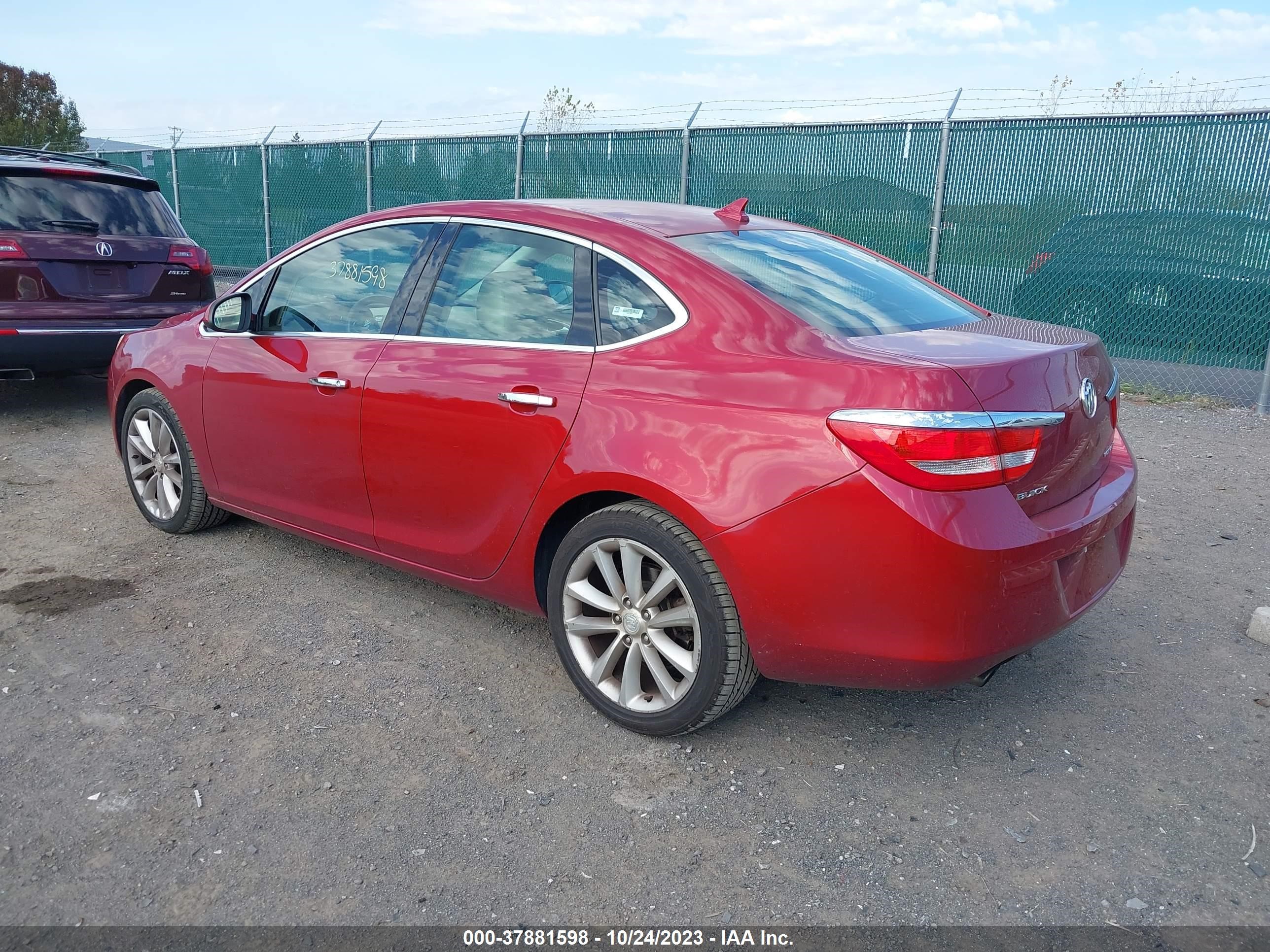 Photo 2 VIN: 1G4PP5SK4D4110002 - BUICK VERANO 