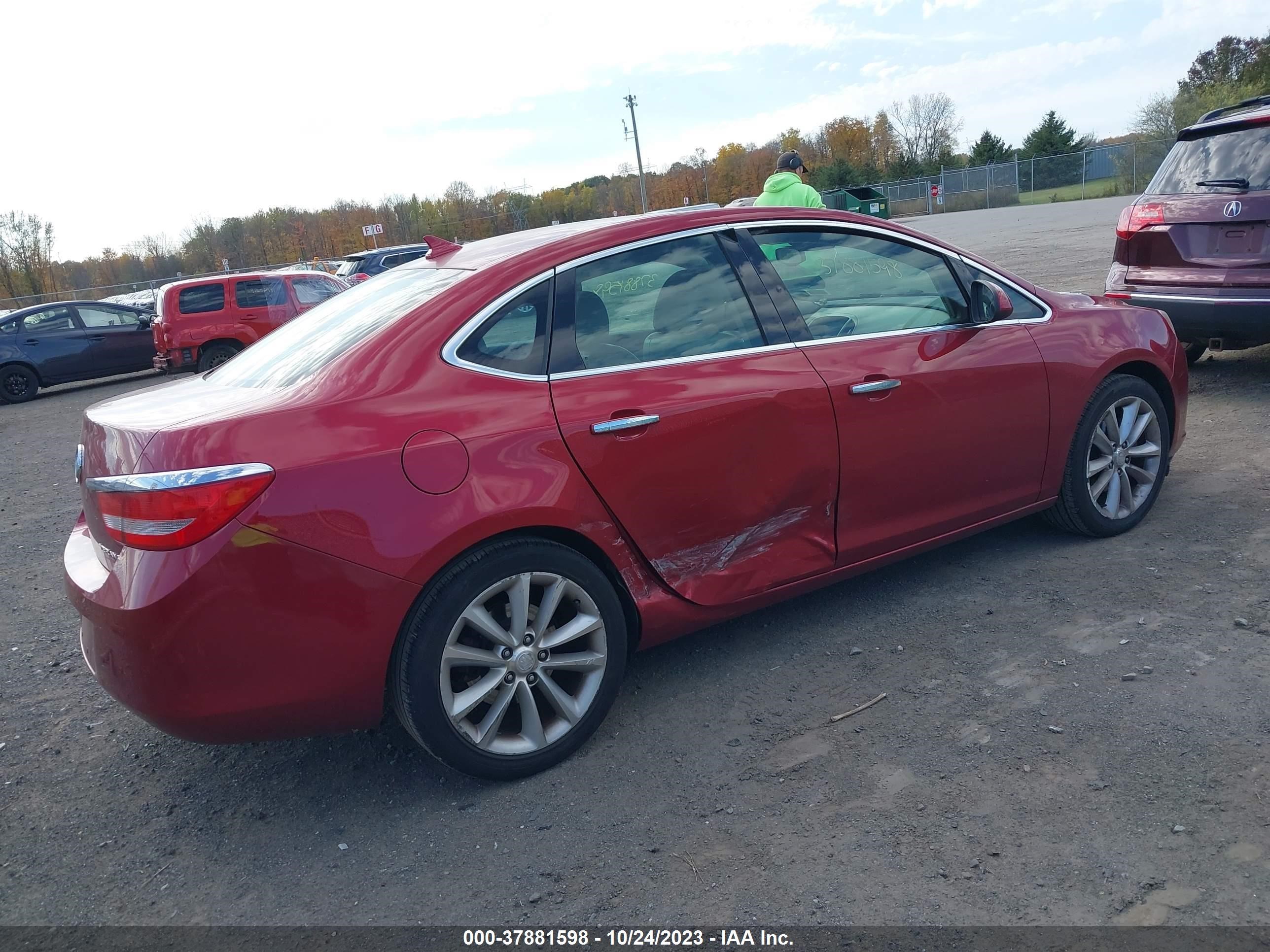 Photo 3 VIN: 1G4PP5SK4D4110002 - BUICK VERANO 