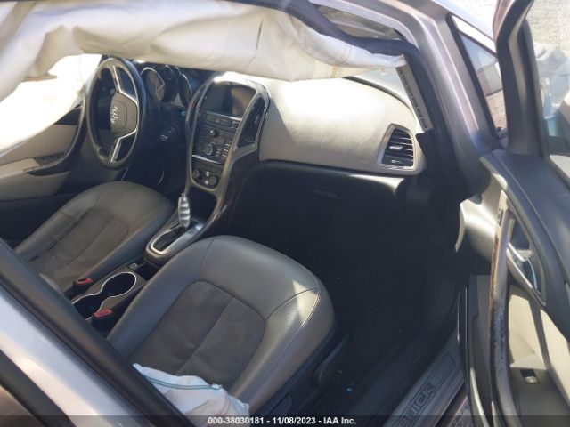 Photo 4 VIN: 1G4PP5SK5D4104693 - BUICK VERANO 