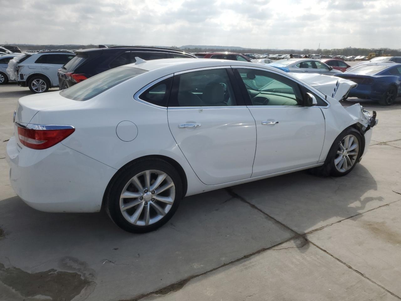 Photo 2 VIN: 1G4PP5SK5D4153098 - BUICK VERANO 