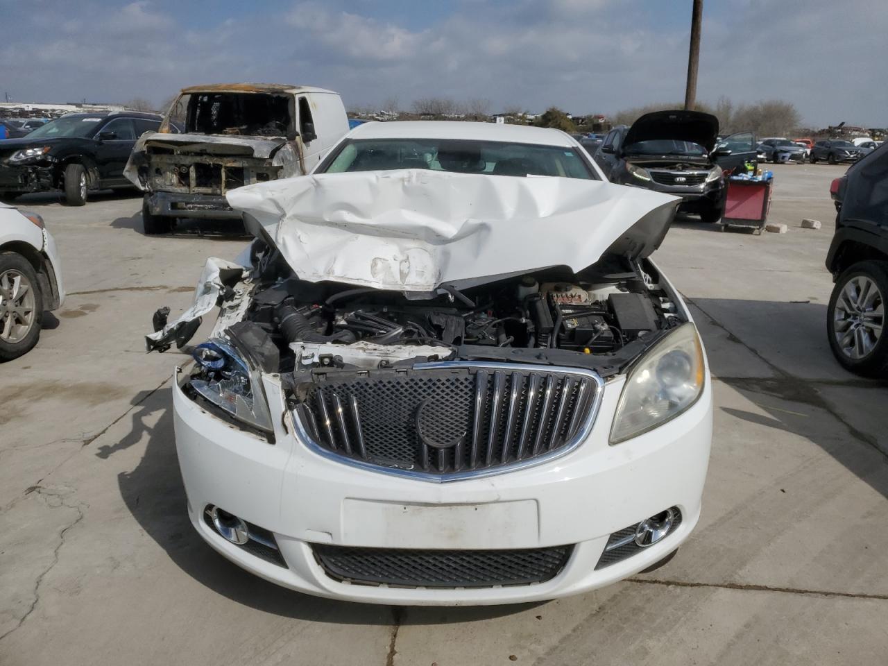 Photo 4 VIN: 1G4PP5SK5D4153098 - BUICK VERANO 