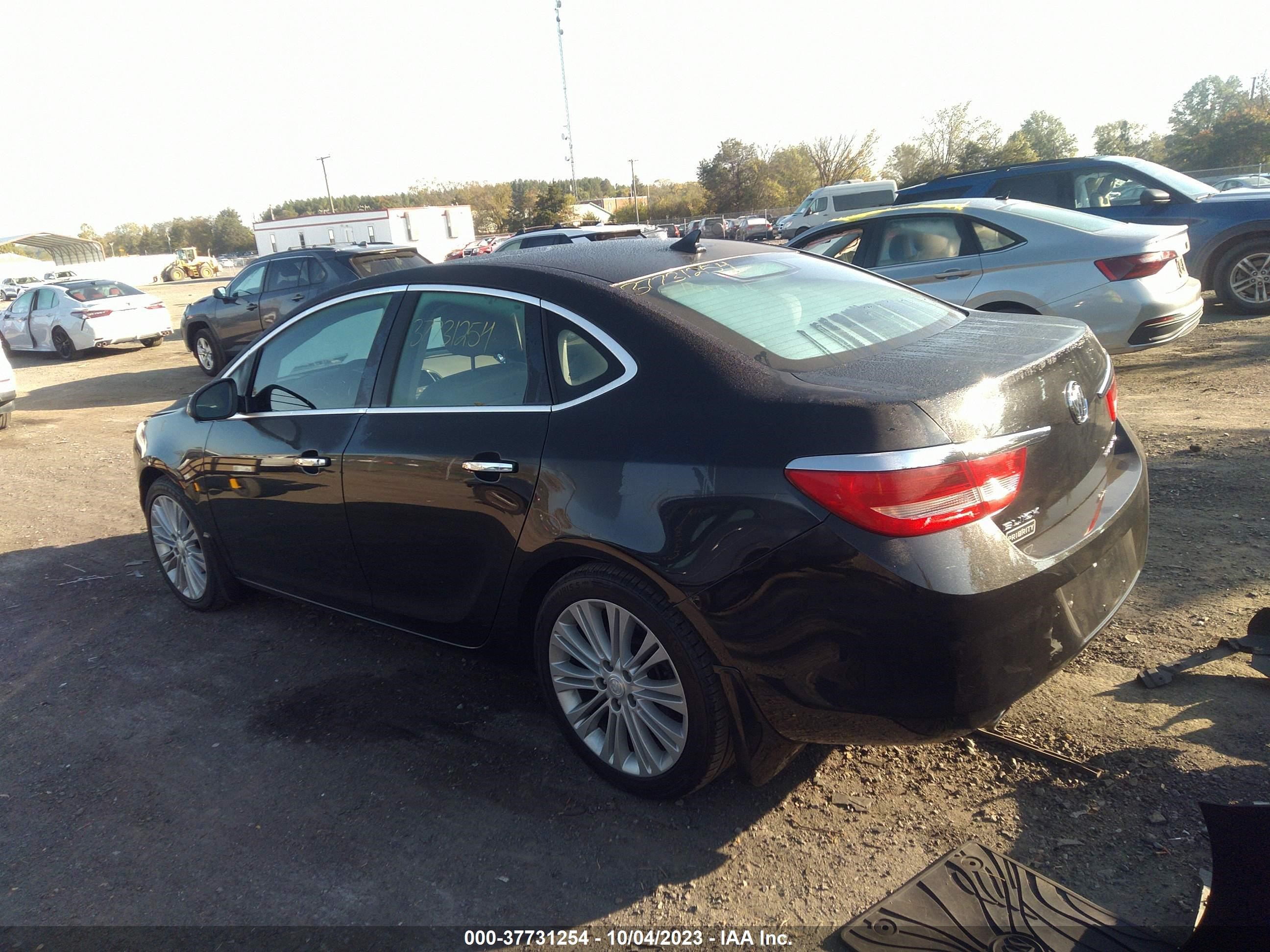 Photo 2 VIN: 1G4PP5SK5E4158383 - BUICK VERANO 