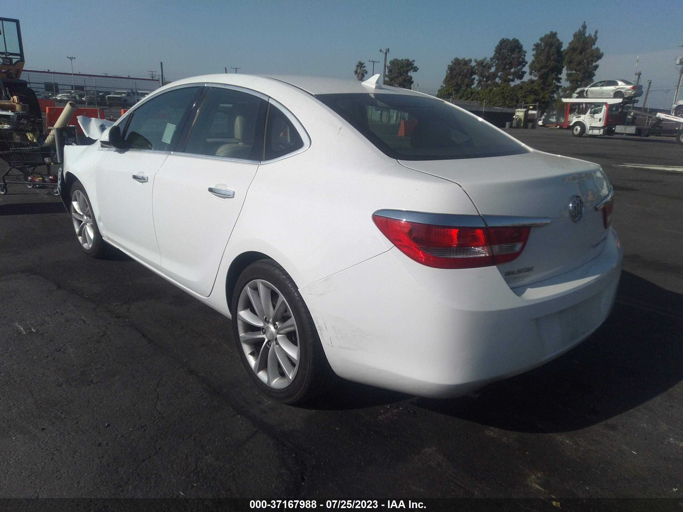 Photo 2 VIN: 1G4PP5SK6C4216515 - BUICK VERANO 