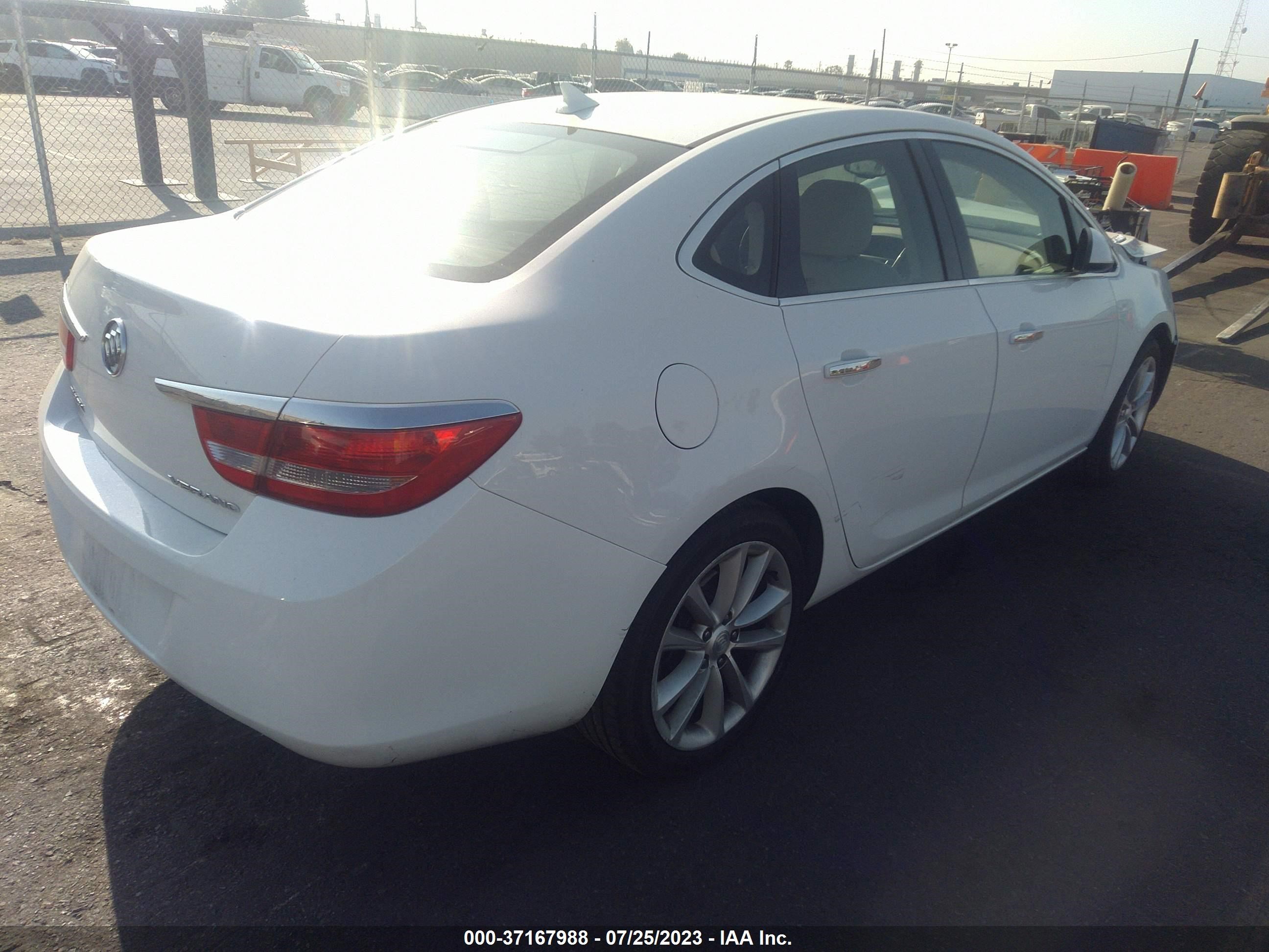 Photo 3 VIN: 1G4PP5SK6C4216515 - BUICK VERANO 