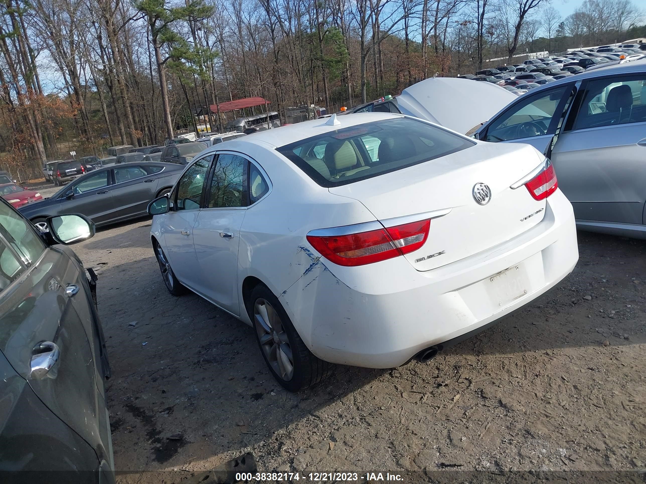 Photo 2 VIN: 1G4PP5SK6E4196172 - BUICK VERANO 