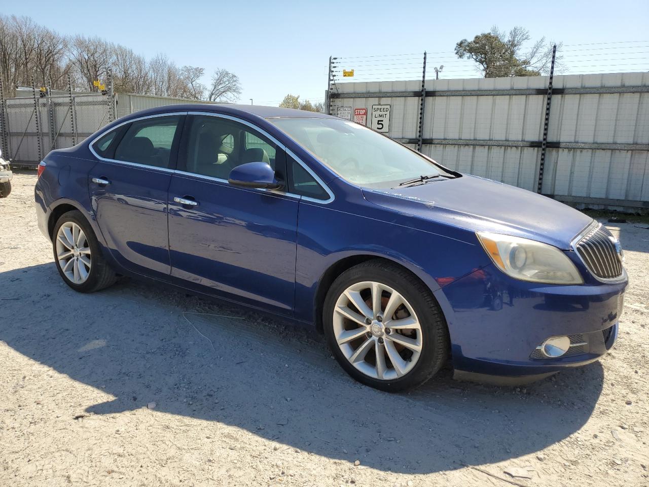 Photo 3 VIN: 1G4PP5SK7D4177922 - BUICK VERANO 