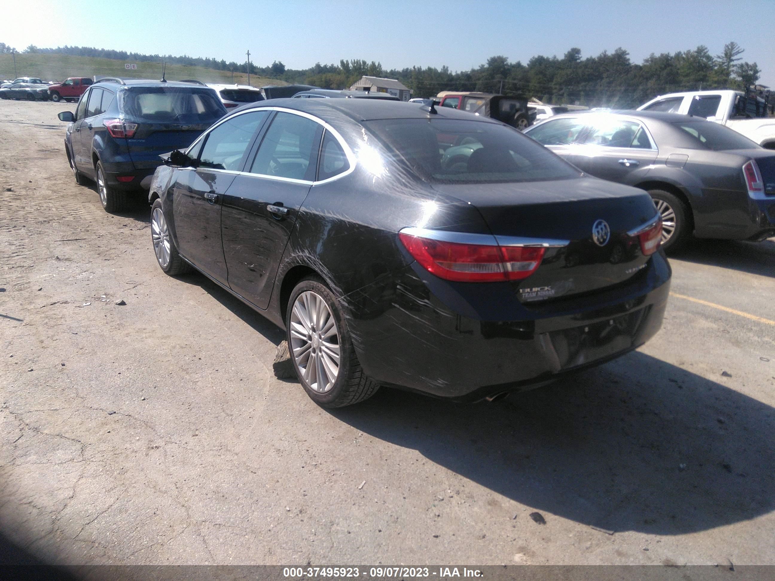 Photo 2 VIN: 1G4PP5SK7D4255258 - BUICK VERANO 