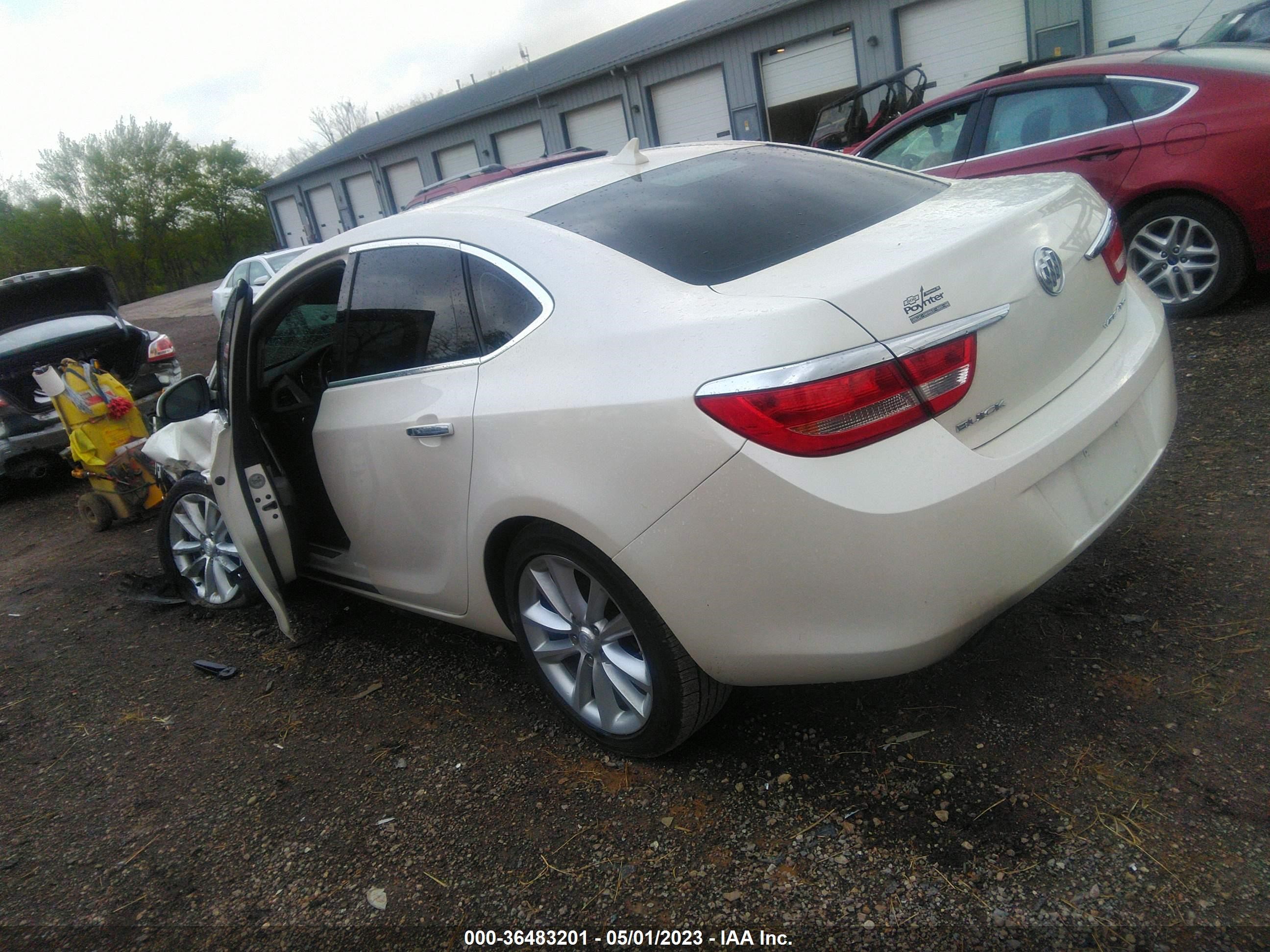 Photo 2 VIN: 1G4PP5SK8E4229527 - BUICK VERANO 