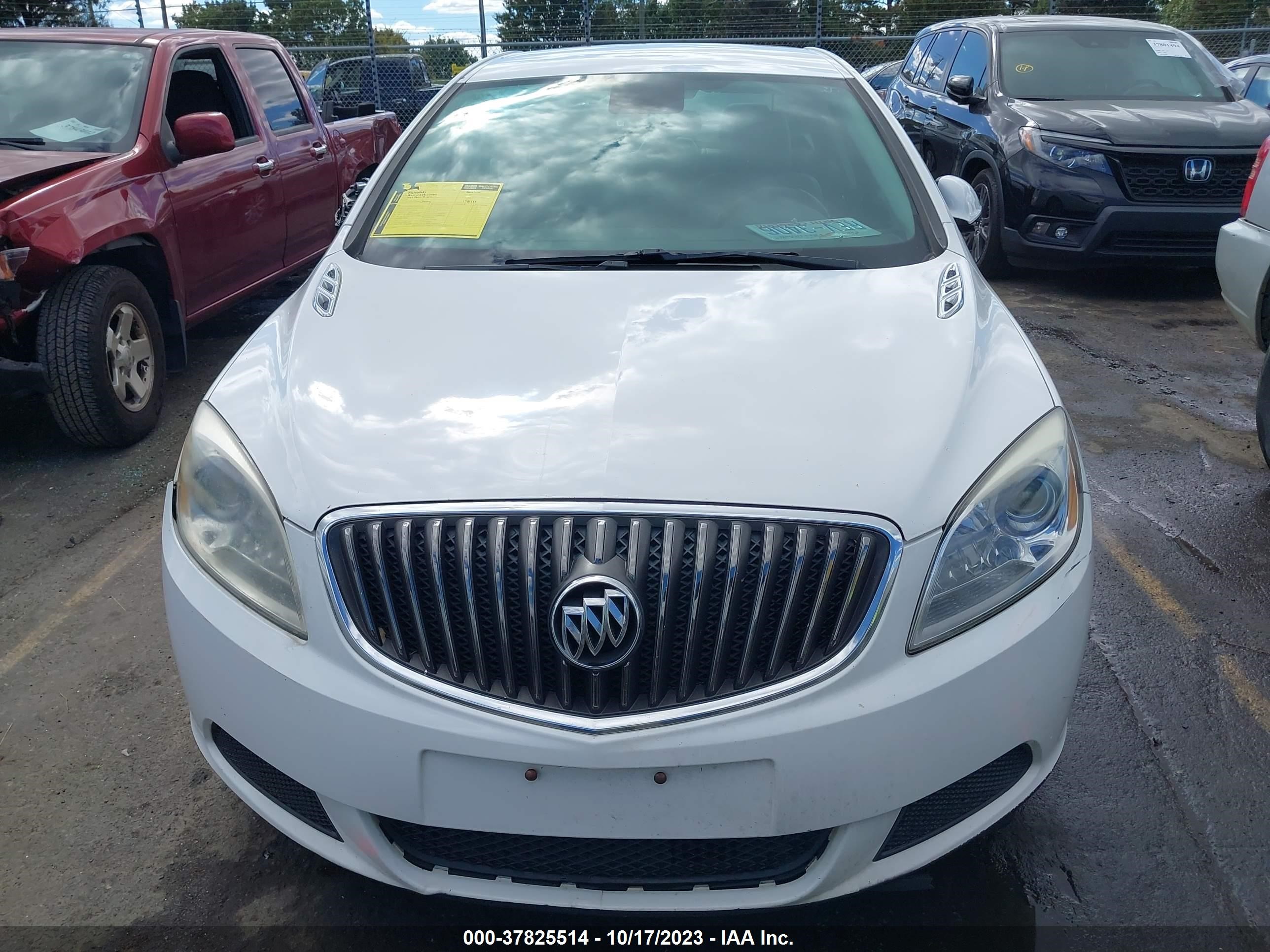 Photo 11 VIN: 1G4PP5SK8F4202877 - BUICK VERANO 