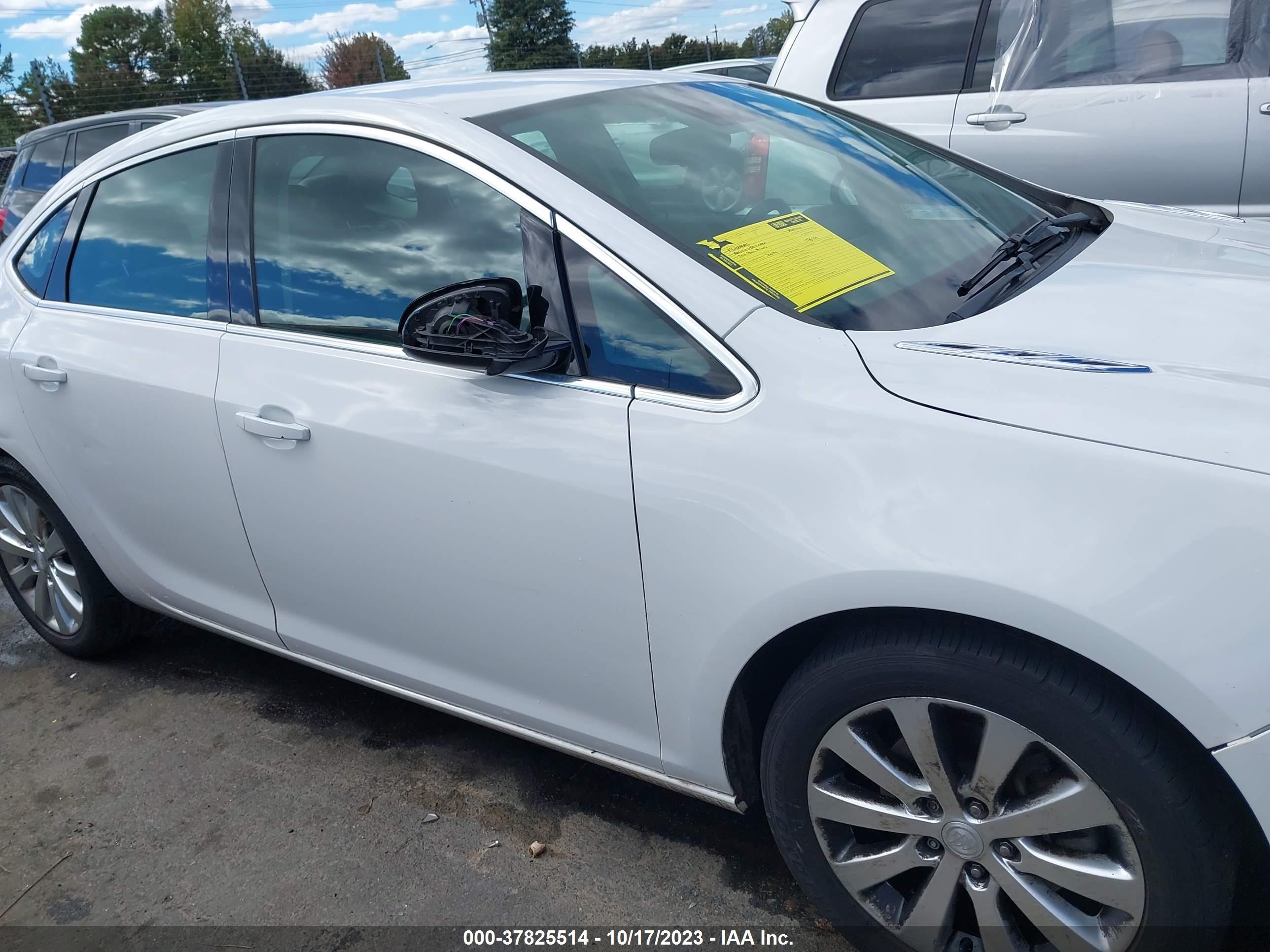 Photo 12 VIN: 1G4PP5SK8F4202877 - BUICK VERANO 