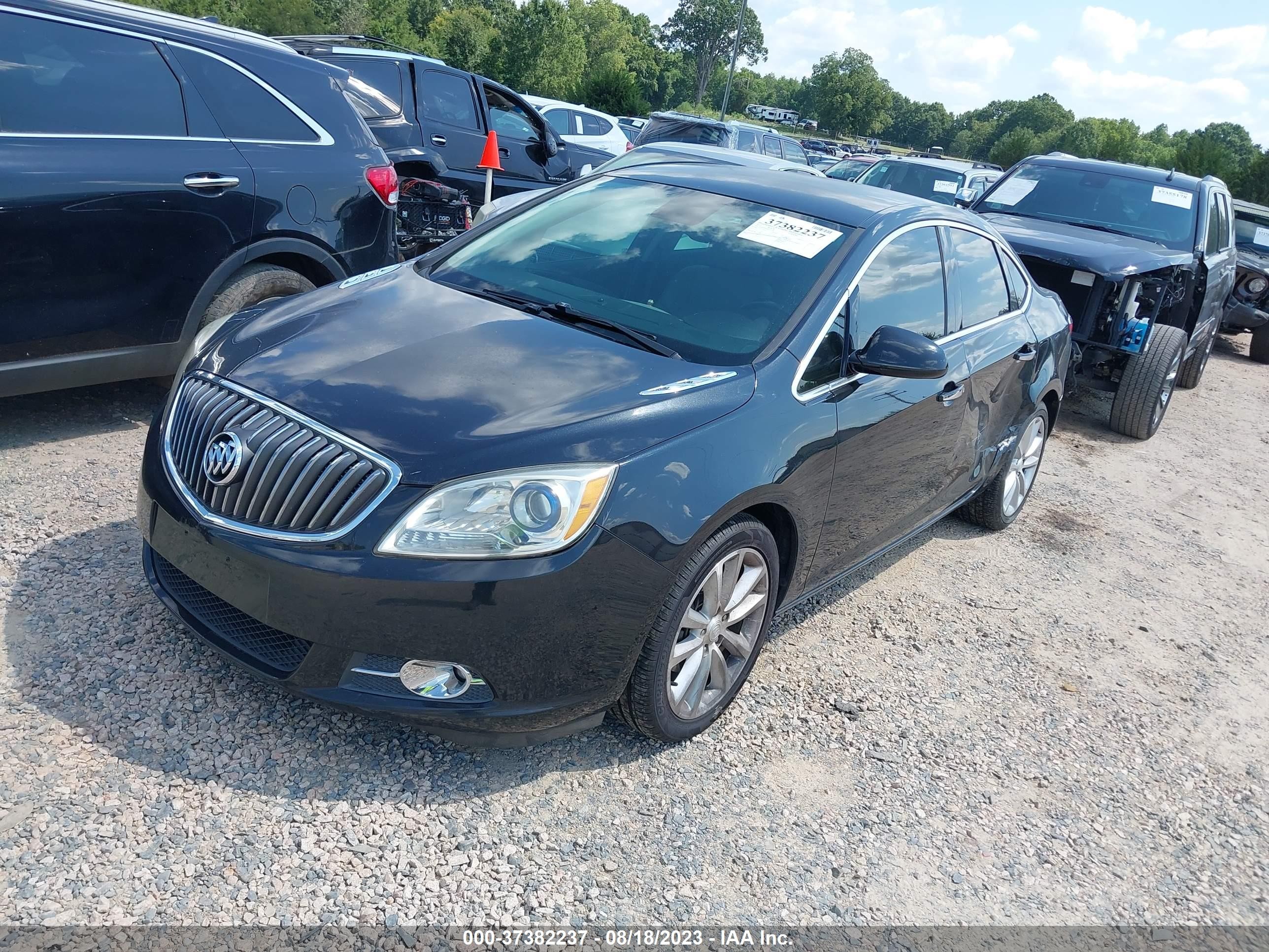 Photo 1 VIN: 1G4PP5SK9D4212170 - BUICK VERANO 